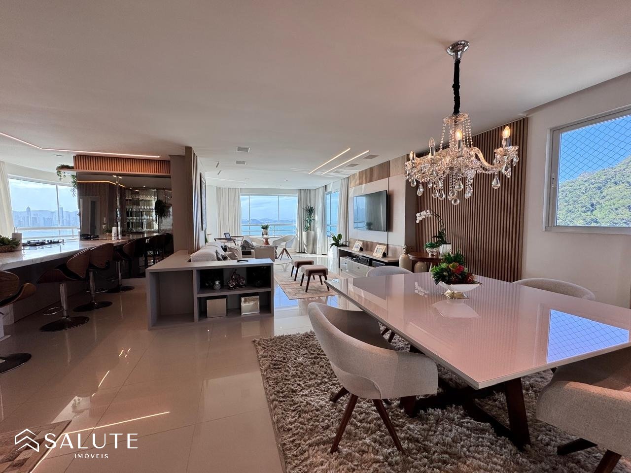 Apartamento aluguel anual 3 suítes Barra Sul.