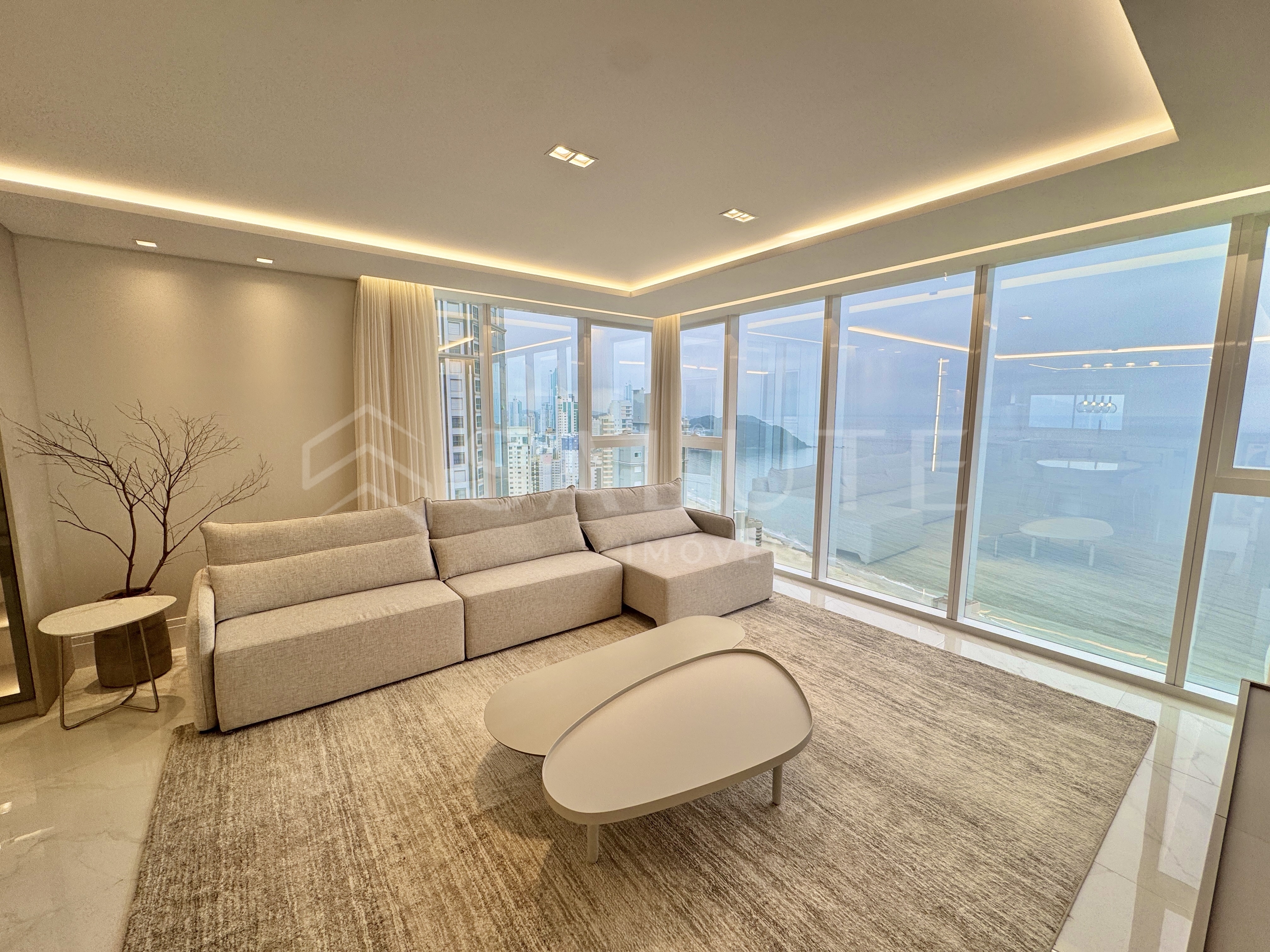 Apartamento aluguel anual 4 suítes na Barra Norte