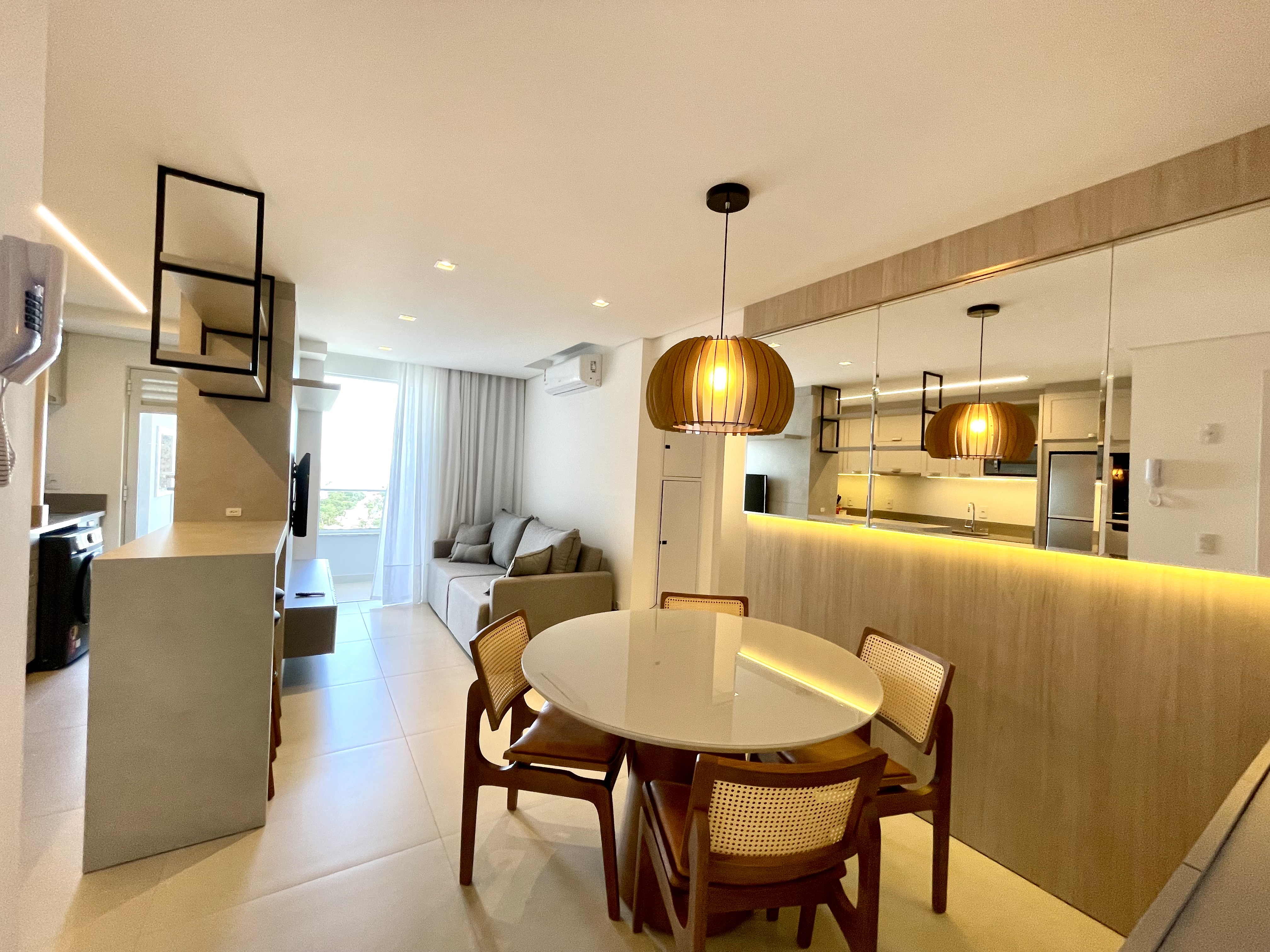 Apartamento aluguel anual 2 dormitórios na Praia Brava.