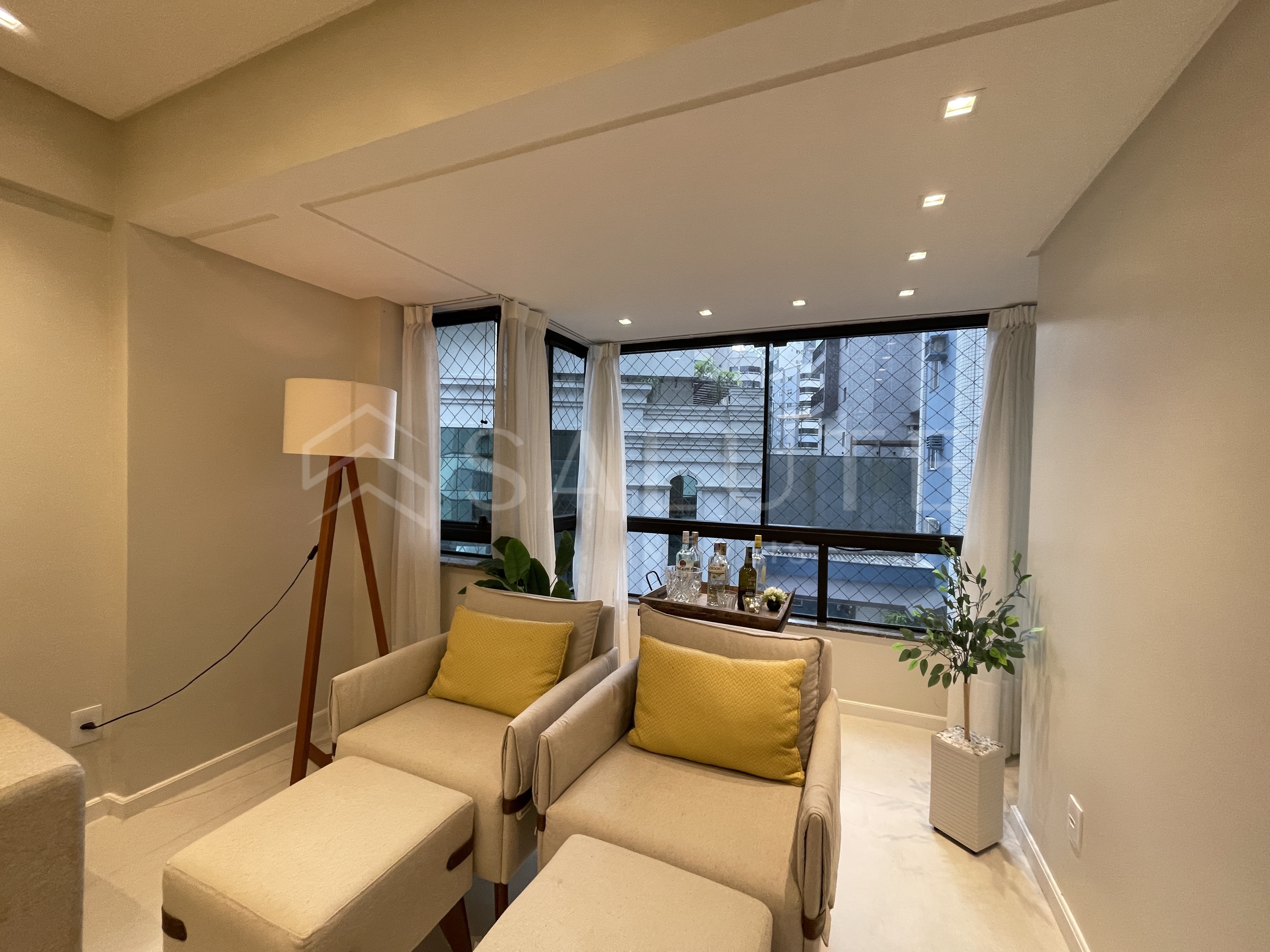 Apartamento aluguel anual 3 dormitórios na Barra Sul