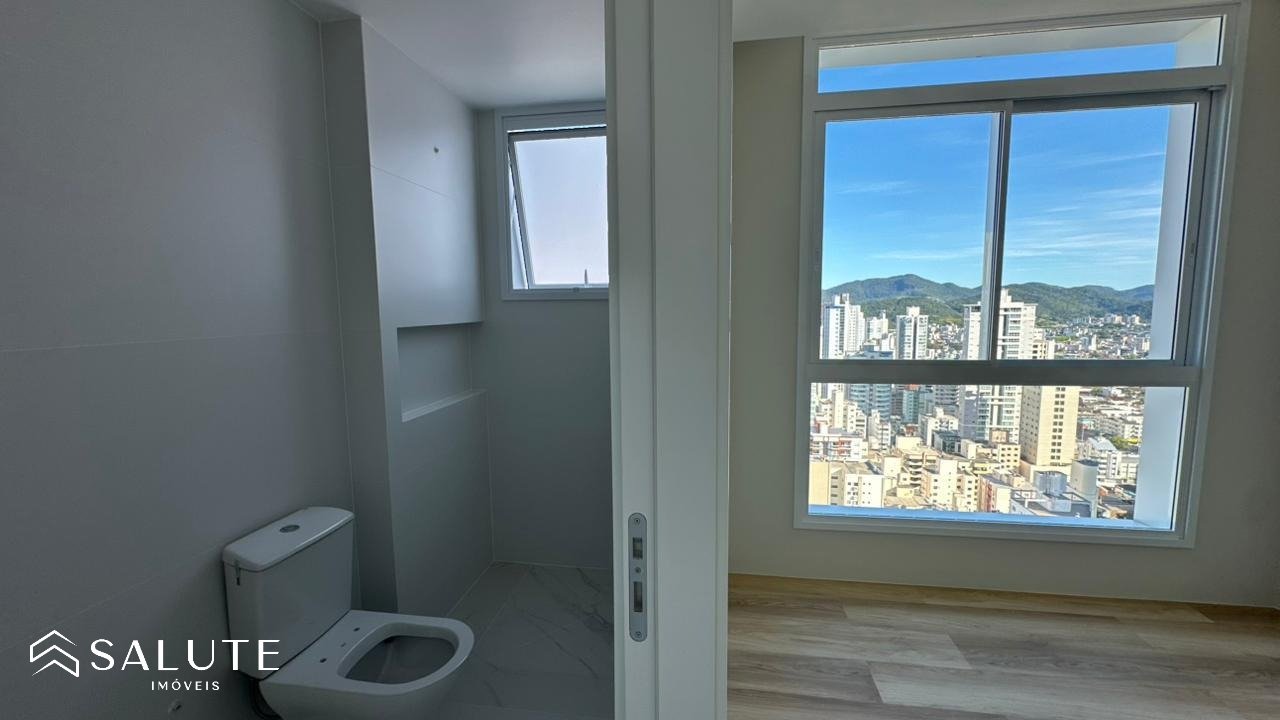 Apartamento à venda com 3 suítes no Centro.