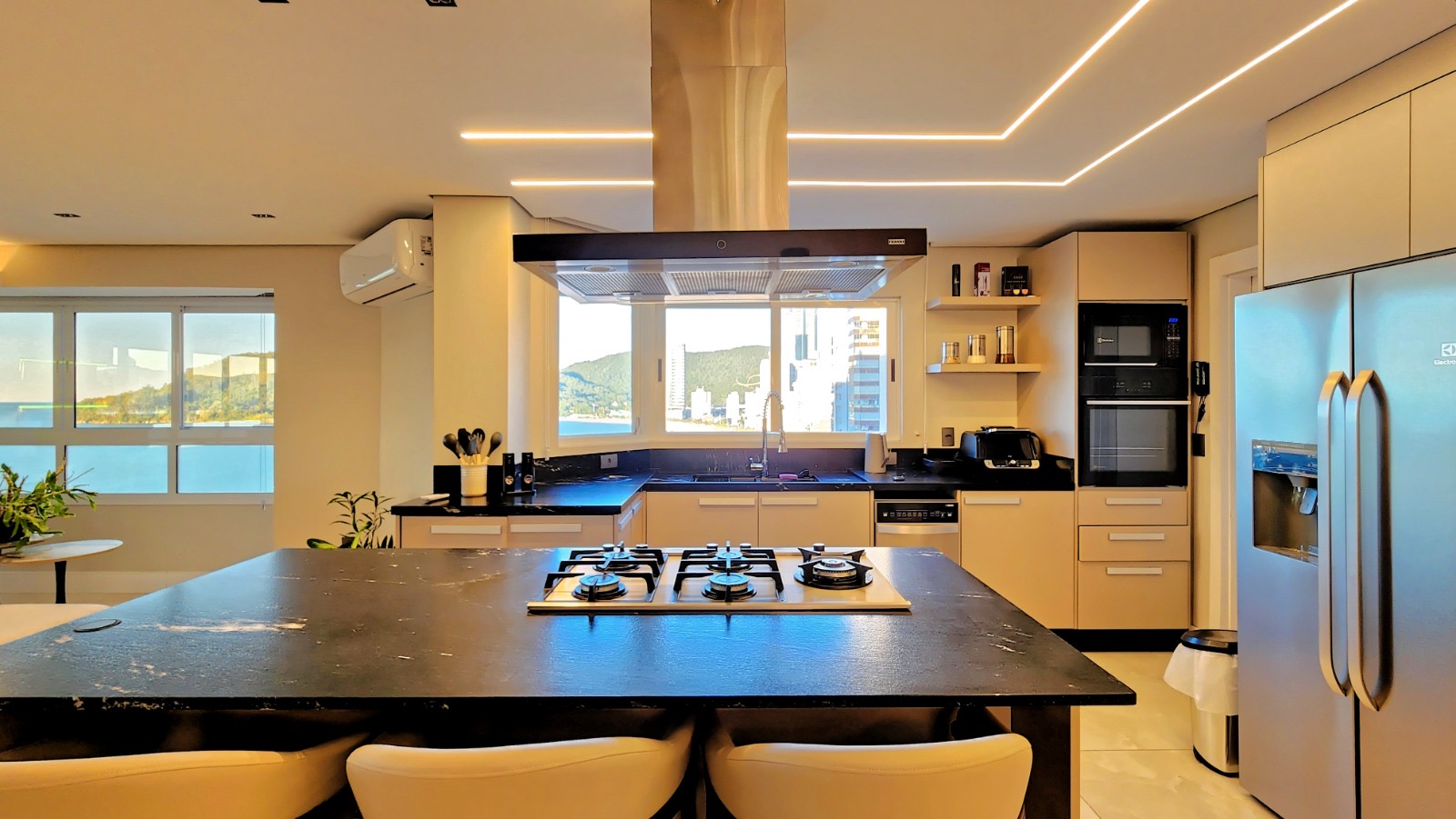 Apartamento à venda 4 suítes na Barra sul