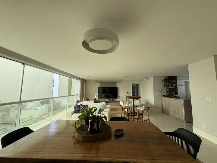 Apartamento aluguel anual 4 suítes Praia Brava.