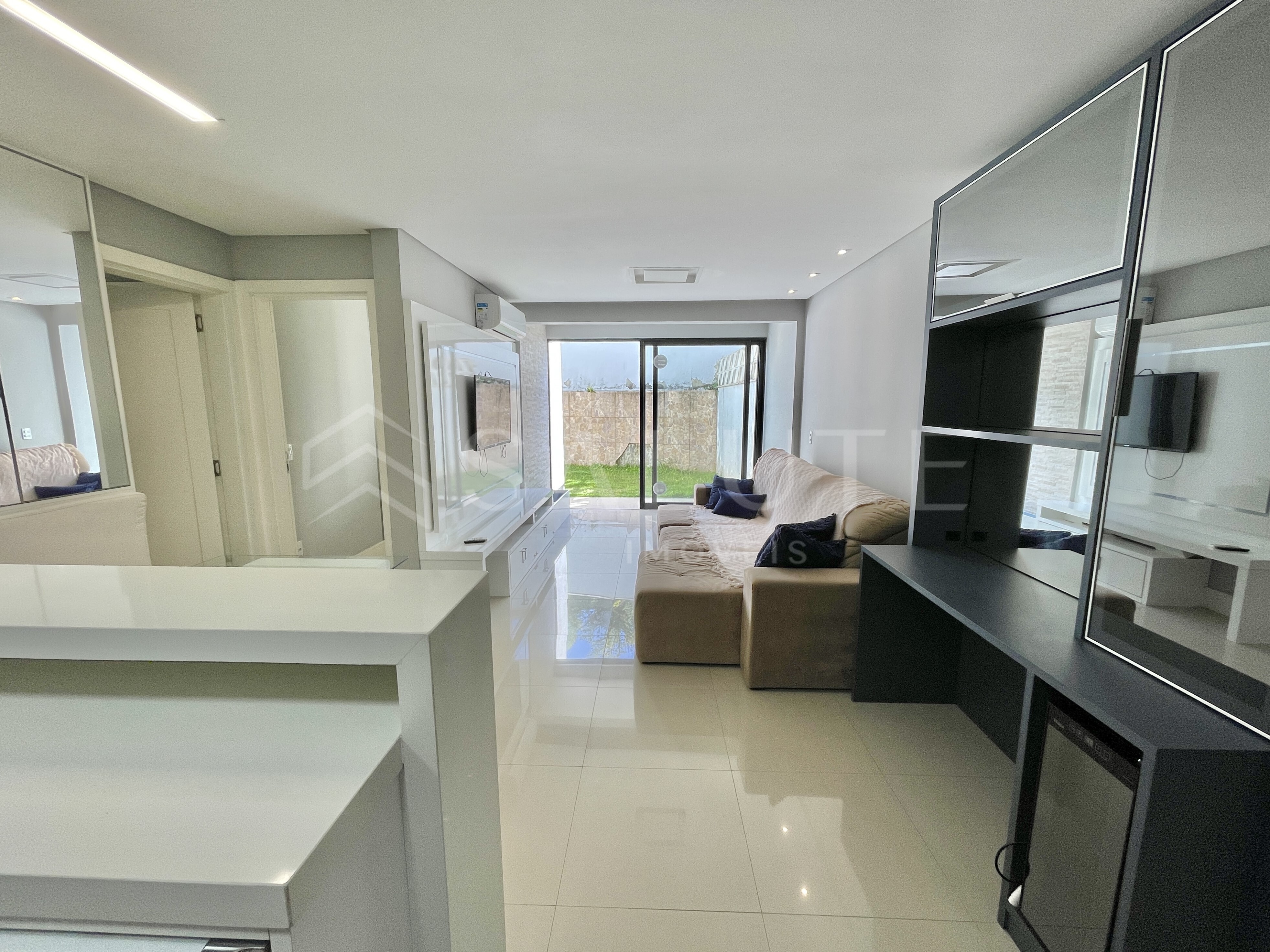 Apartamento aluguel anual 2 dormitórios na Praia dos Amores