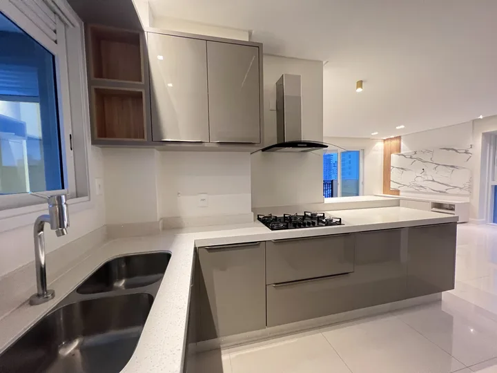 Apartamento aluguel anual 4 suítes no Centro