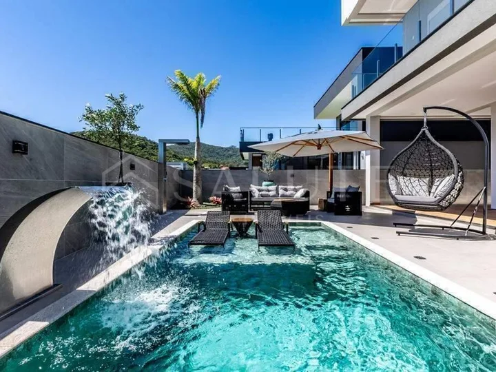 Casa à venda com 2 suítes em Camboriú