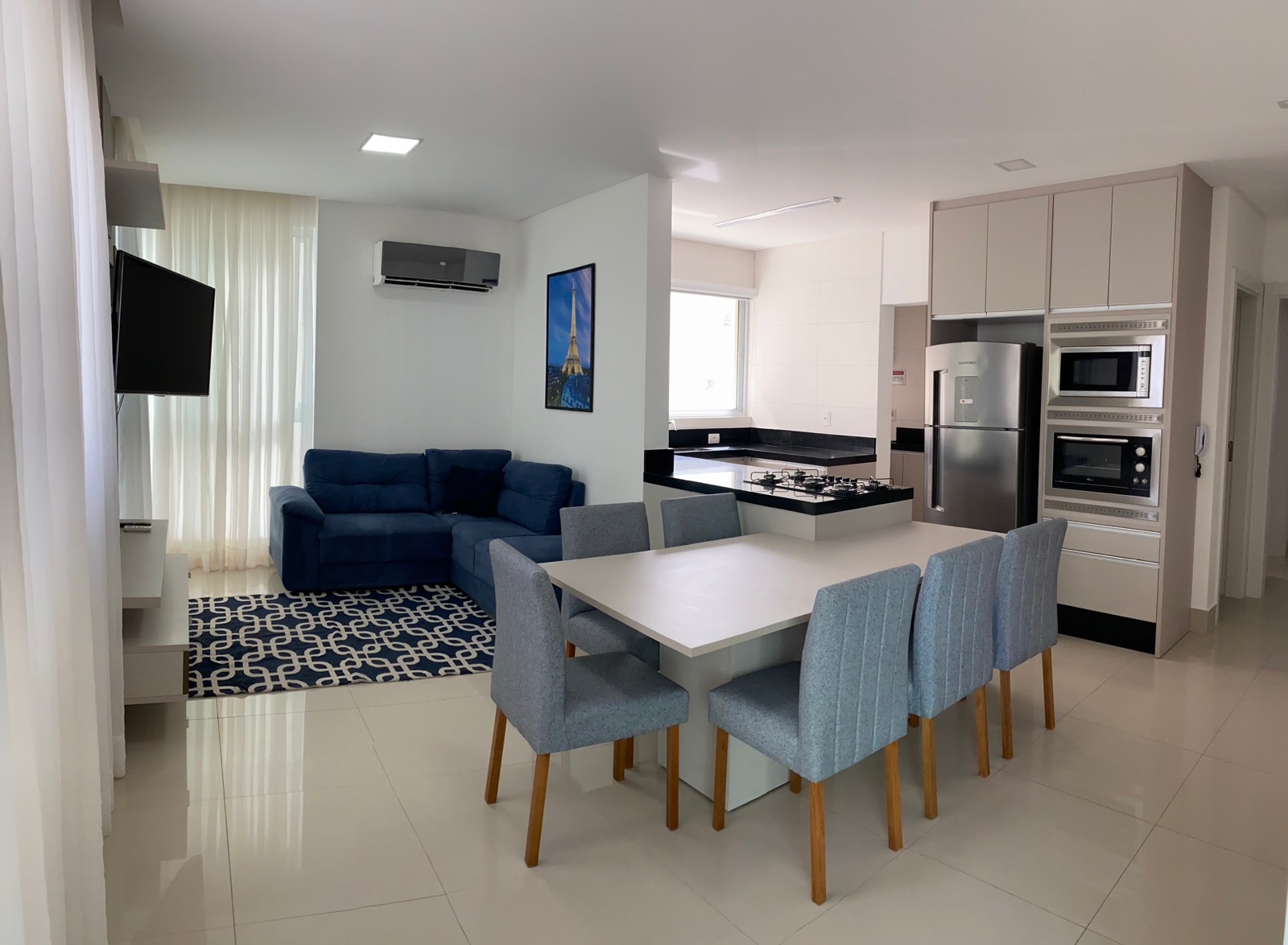 Apartamento aluguel anual 2 suítes na Meia Praia