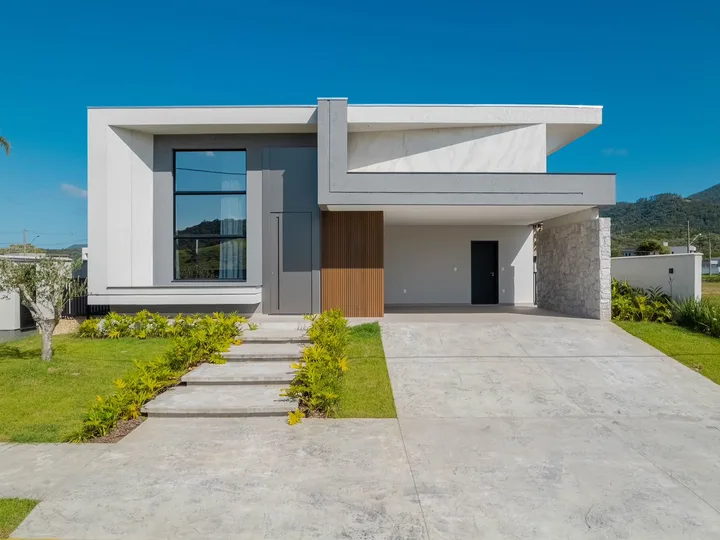 Casa em Condomínio à venda 3 suítes em Santa Regina
