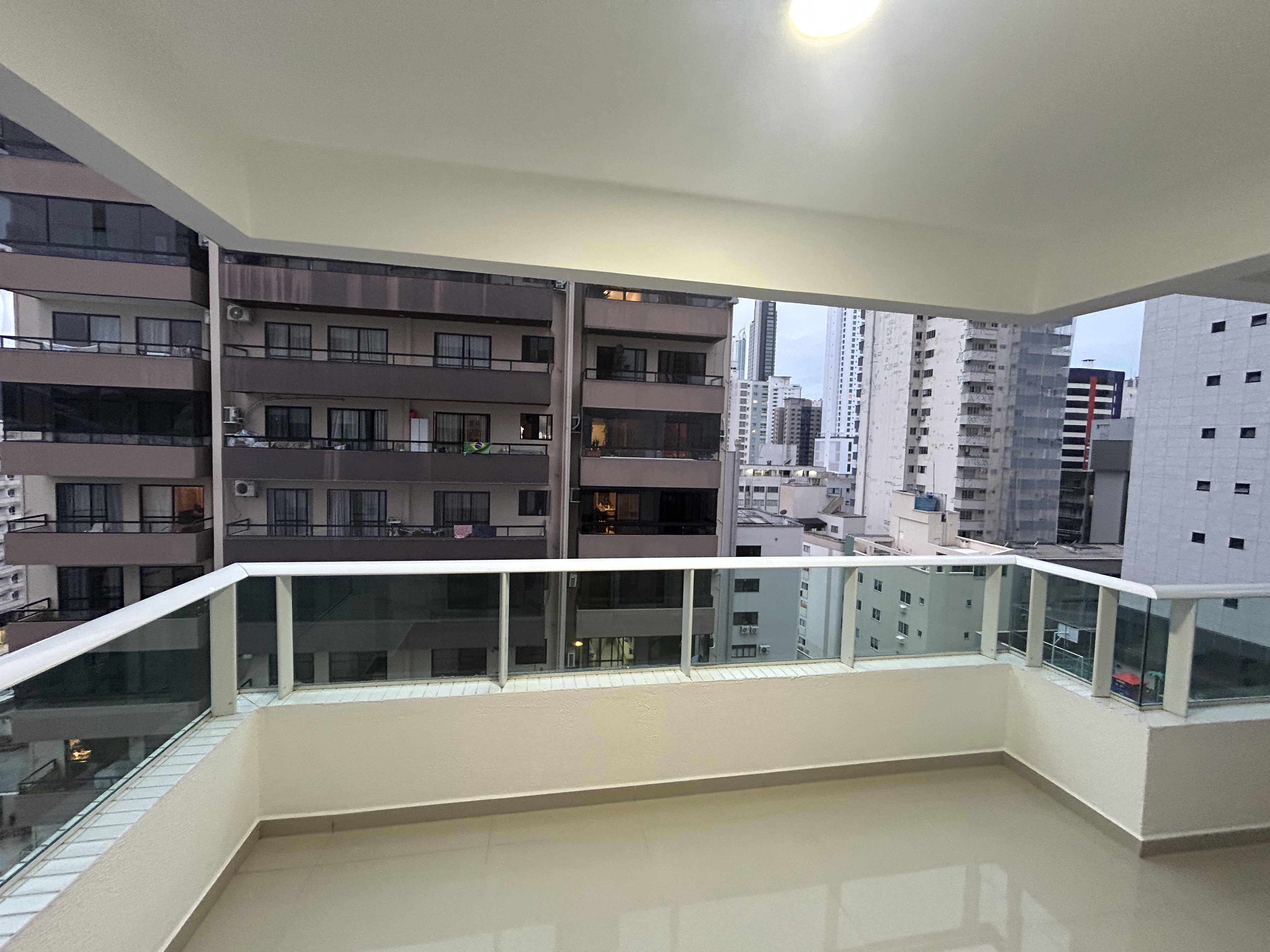 Apartamento aluguel anual 2 dormitórios na Barra Norte