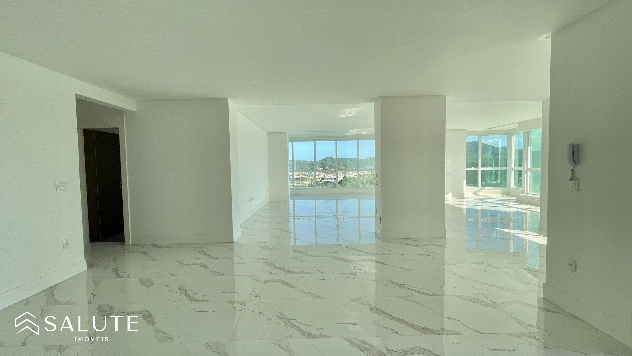 Apartamento á venda com 3 suítes na Barra Sul