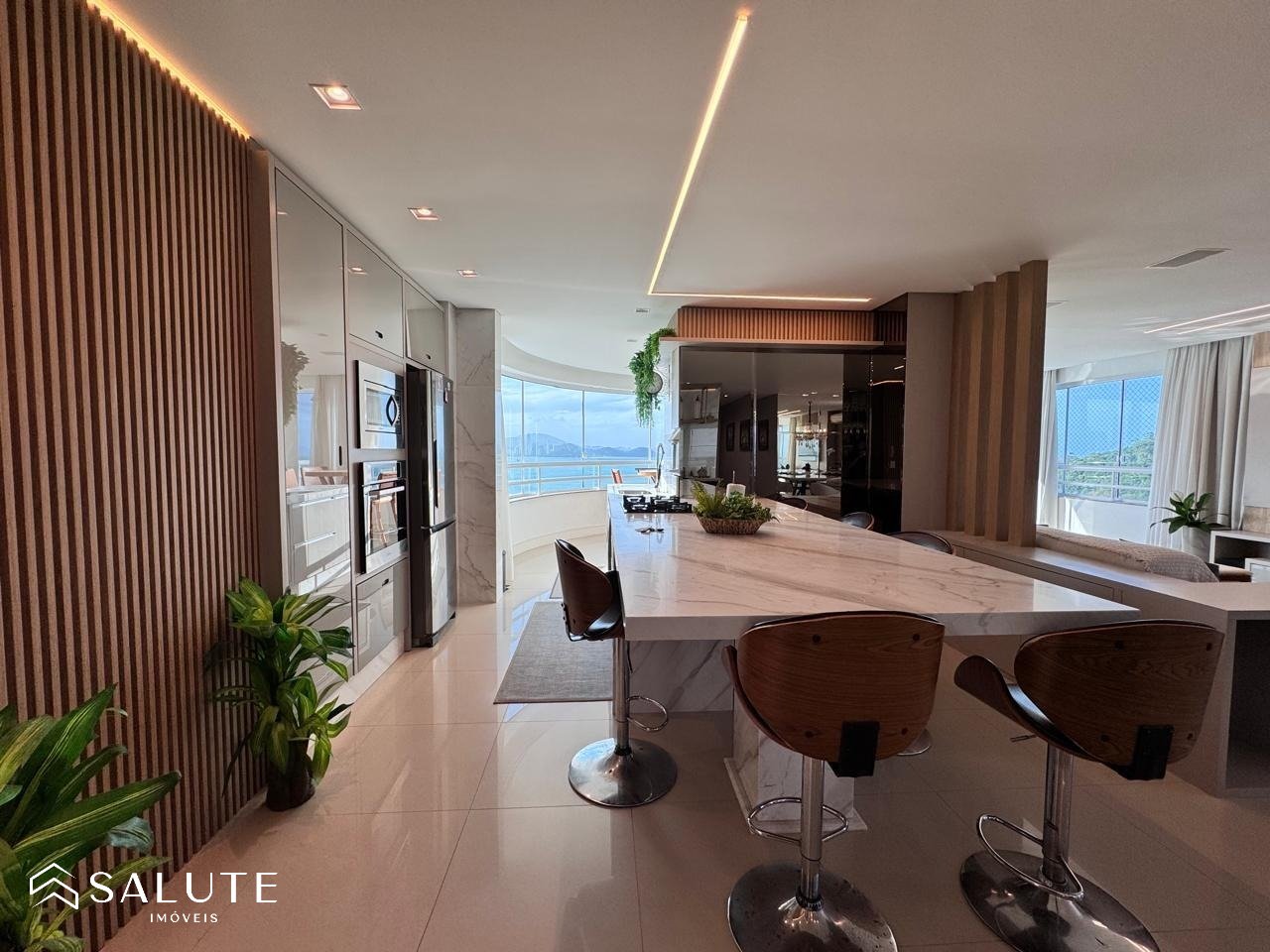Apartamento aluguel anual 3 suítes Barra Sul.
