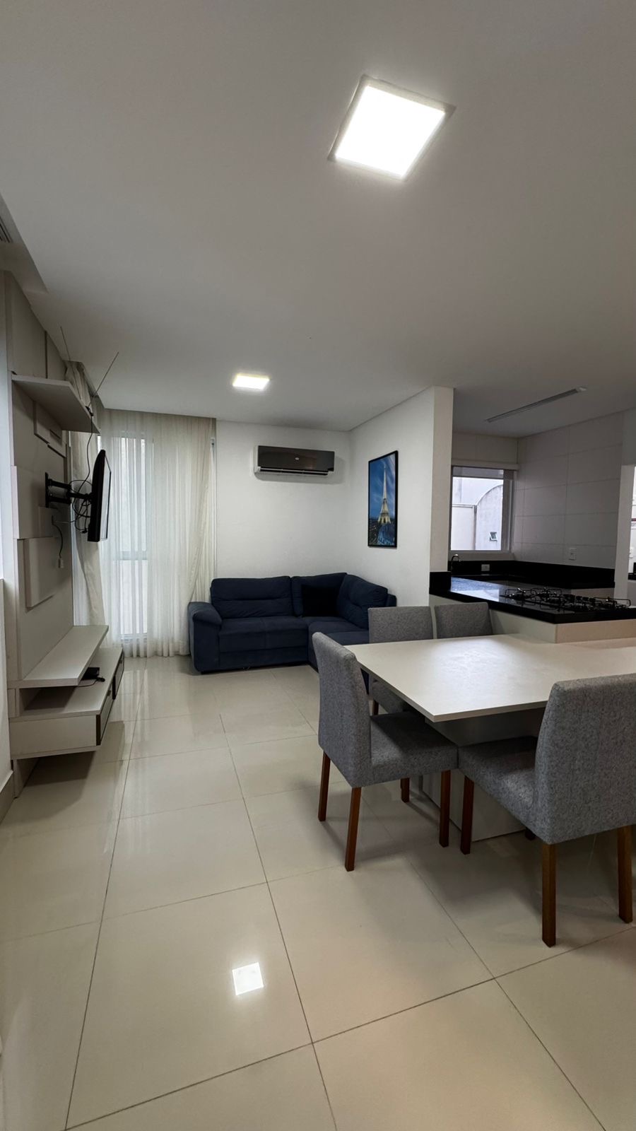 Apartamento aluguel anual 2 suítes na Meia Praia