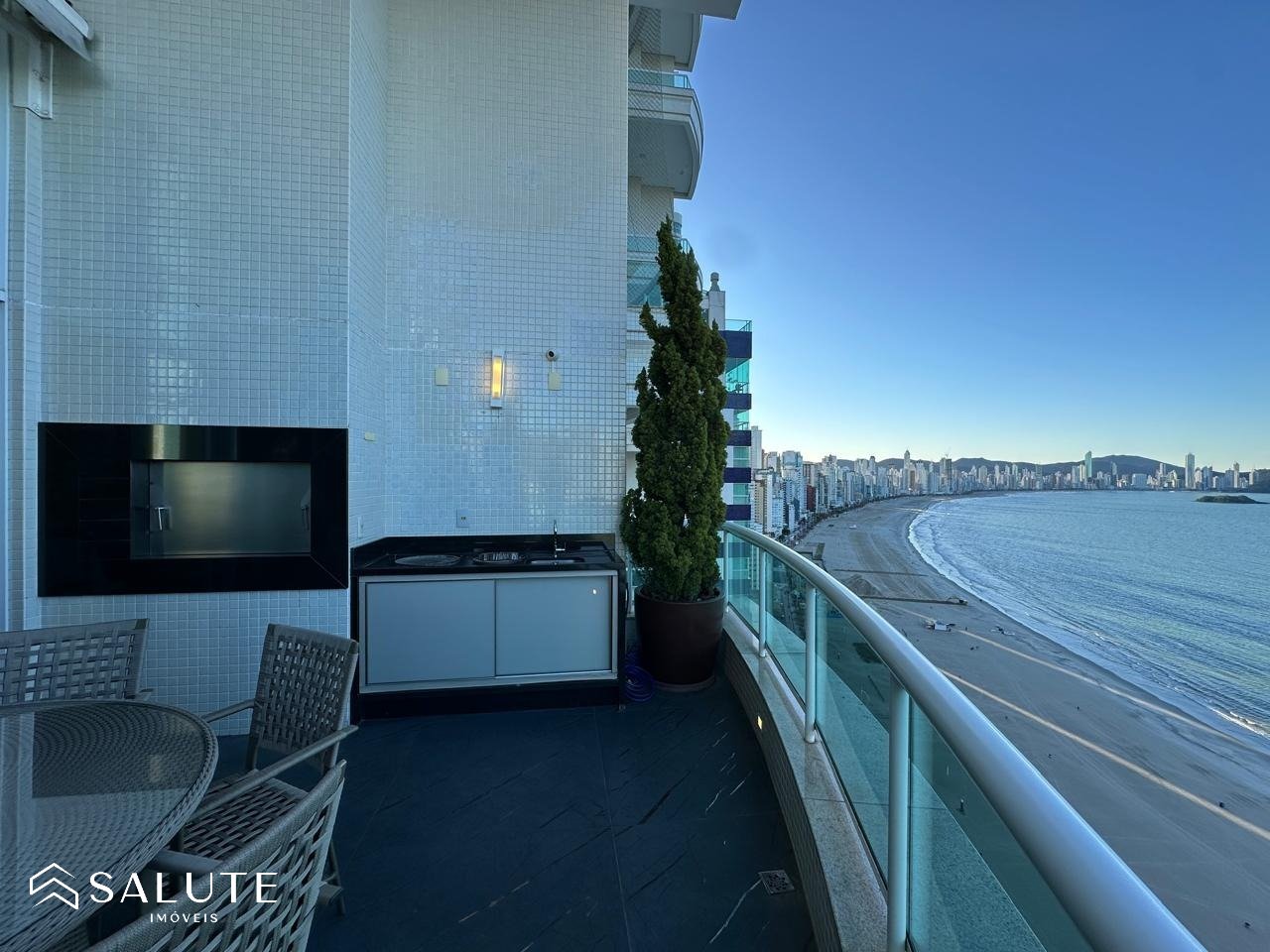 Apartamento aluguel anual 3 suítes na Barra Sul