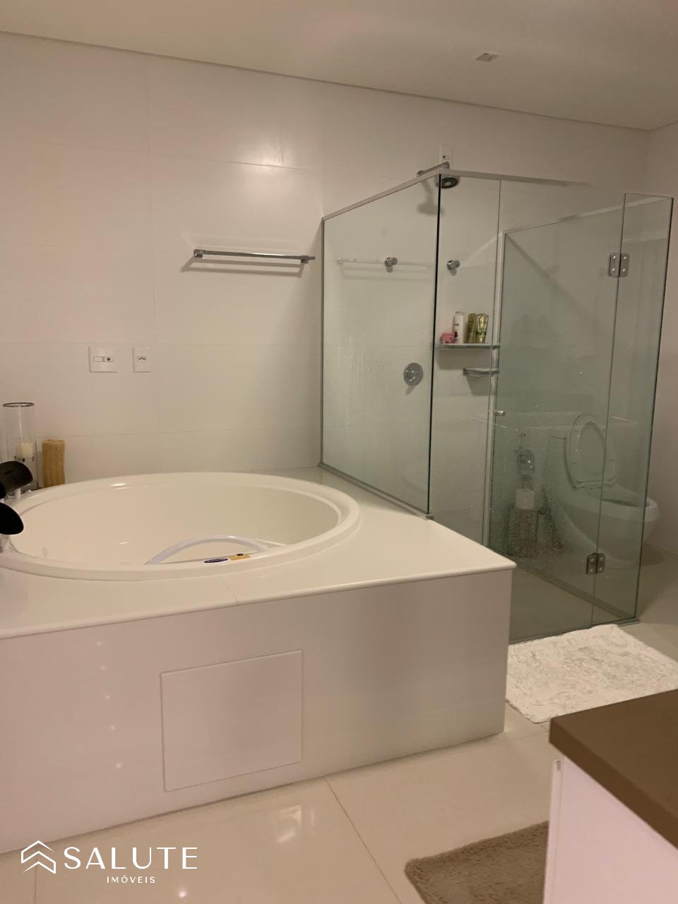 Apartamento à venda com 6 suítes na Barra Sul