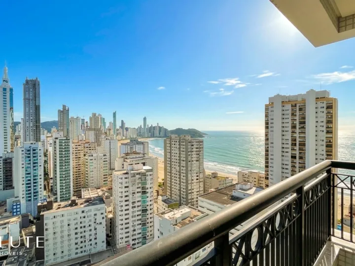 Apartamento locação anual com 3 suítes no Centro