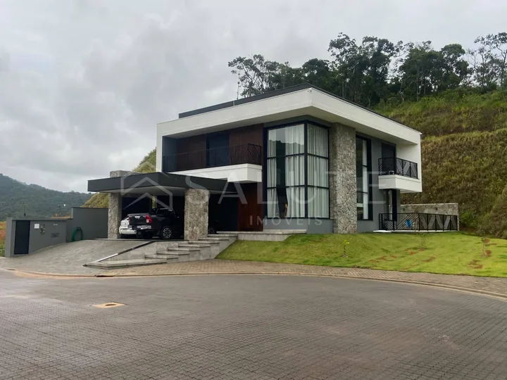 Casa em Condomínio à venda 4 suítes no Centro