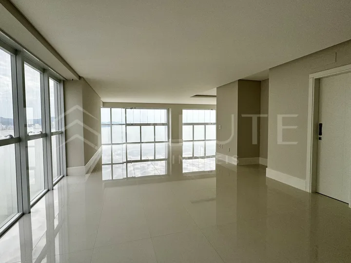 Apartamento com 4 Suítes frente mar em Balneário