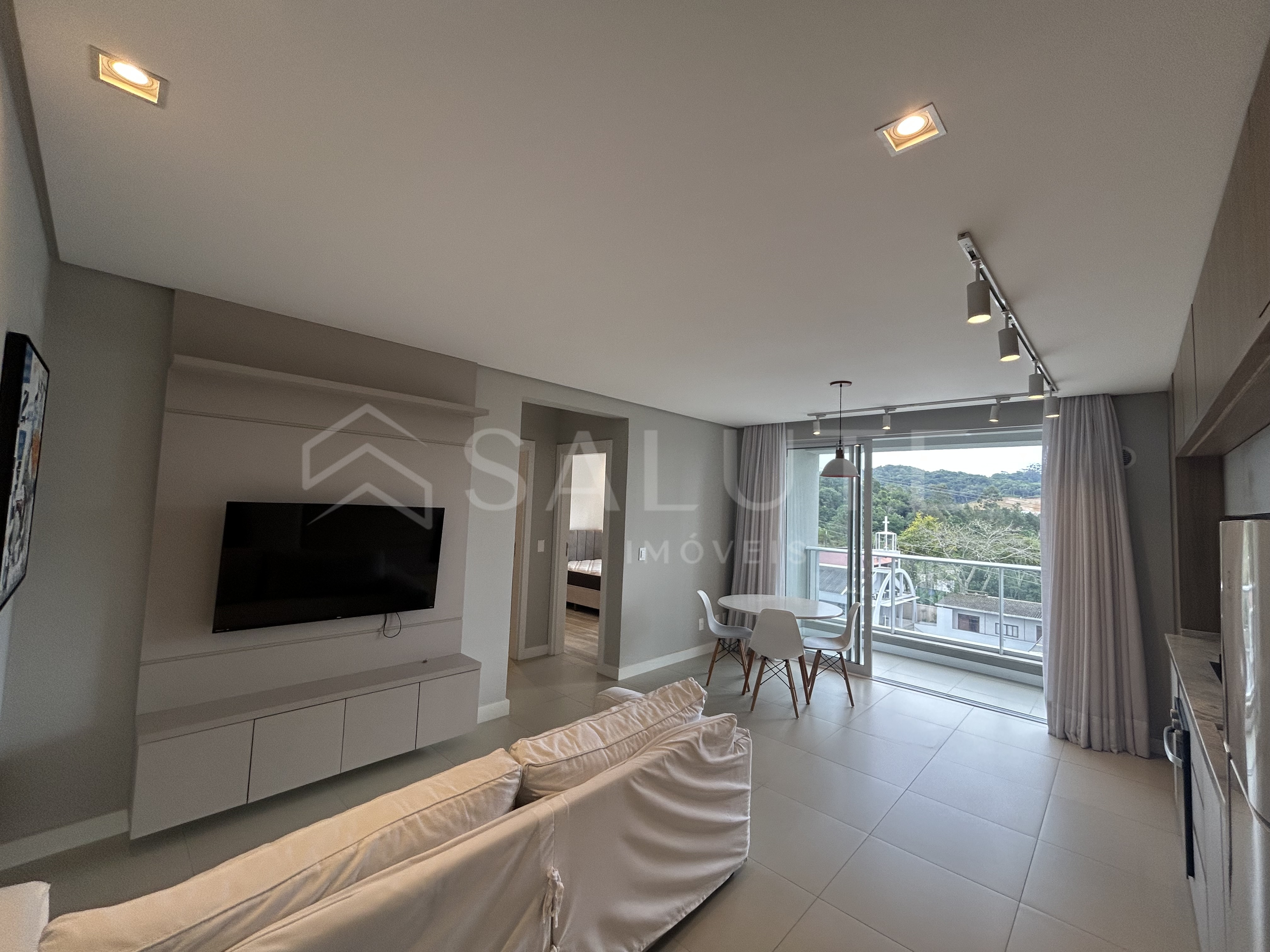 Apartamento locação anual 2 dorm. na Praia Brava