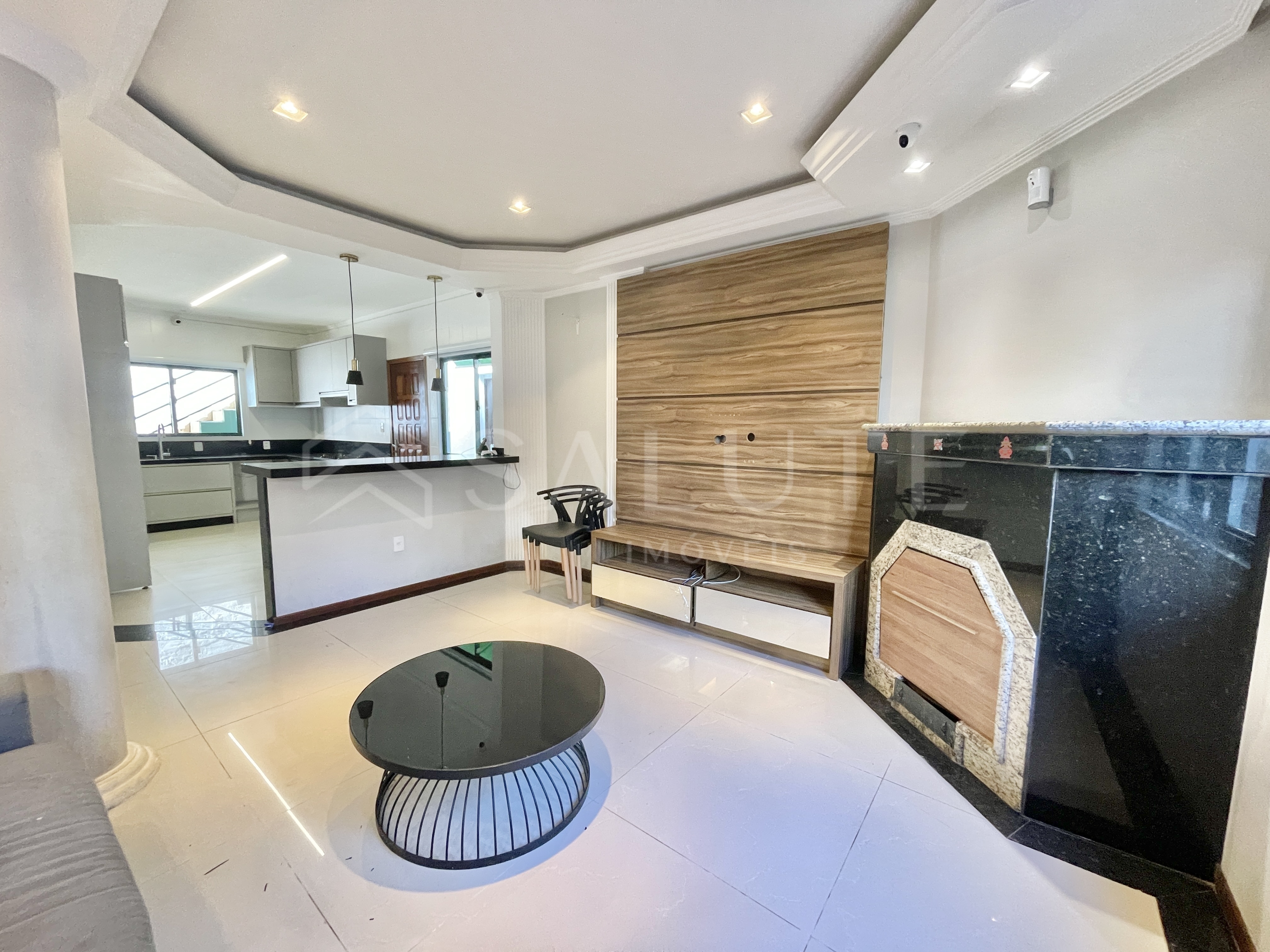 Casa aluguel anual 4 dormitórios em Pioneiros