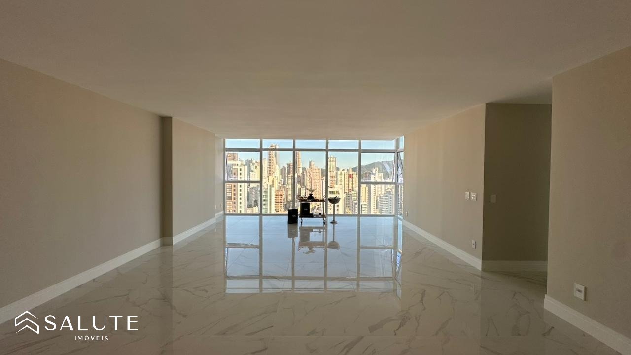 Apartamento à venda com 3 suítes no Centro.