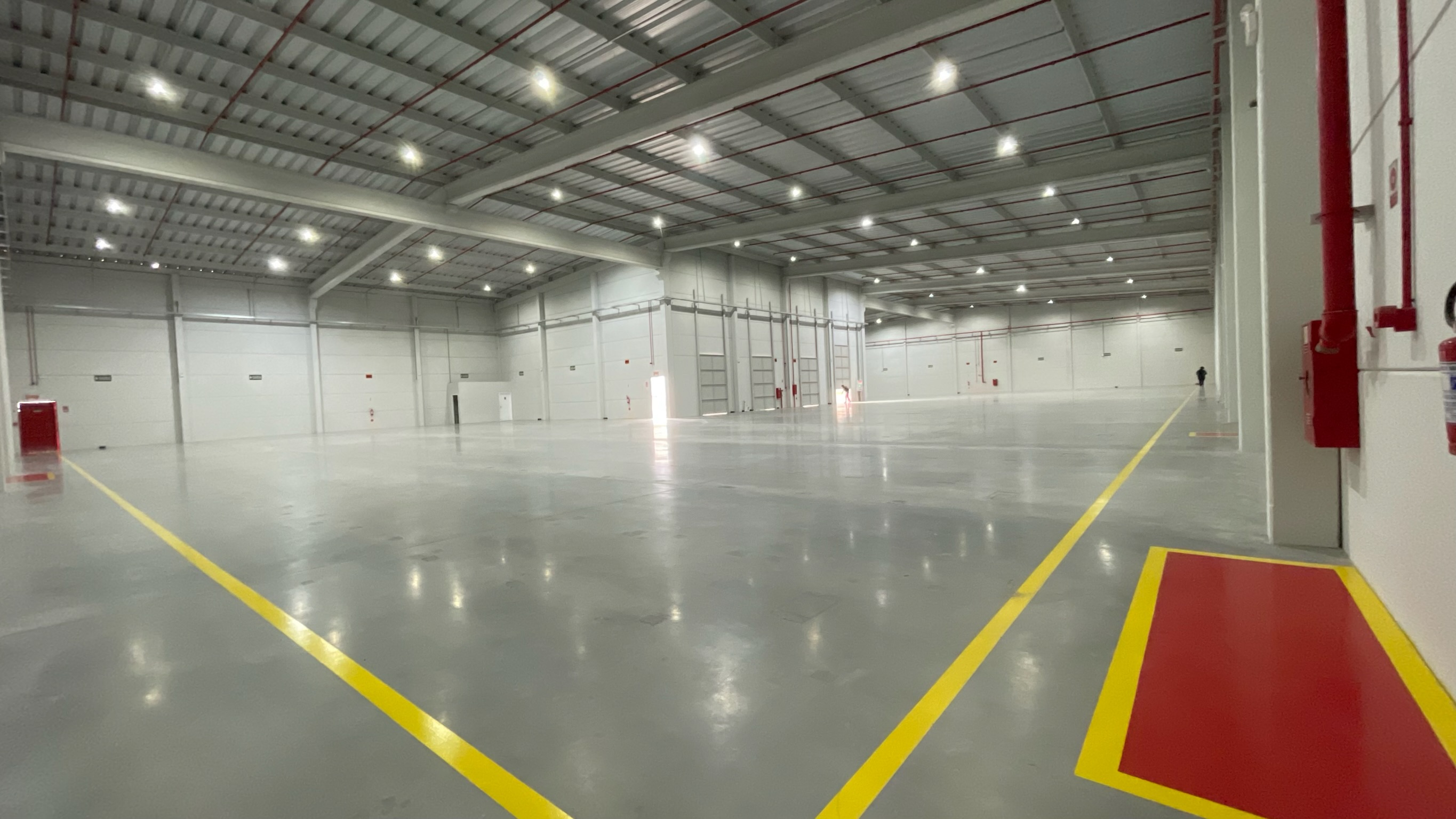 Galpão para aluguel anual 1500 m² em São Roque