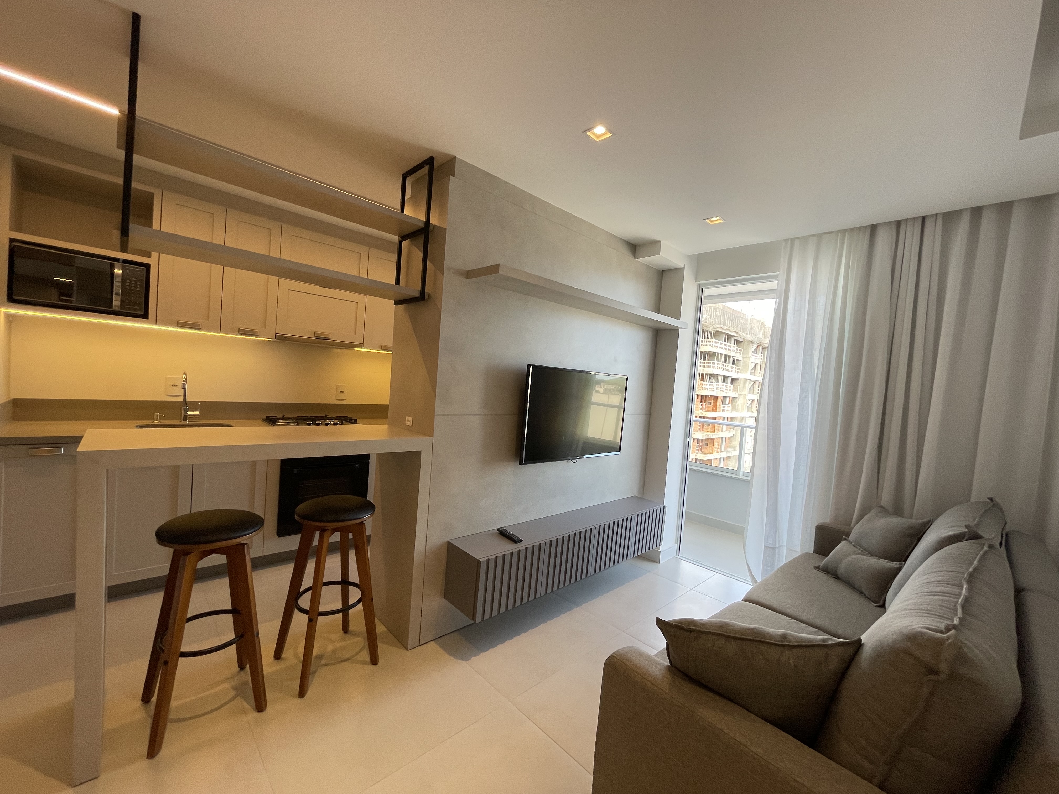 Apartamento aluguel anual 2 dormitórios na Praia Brava.