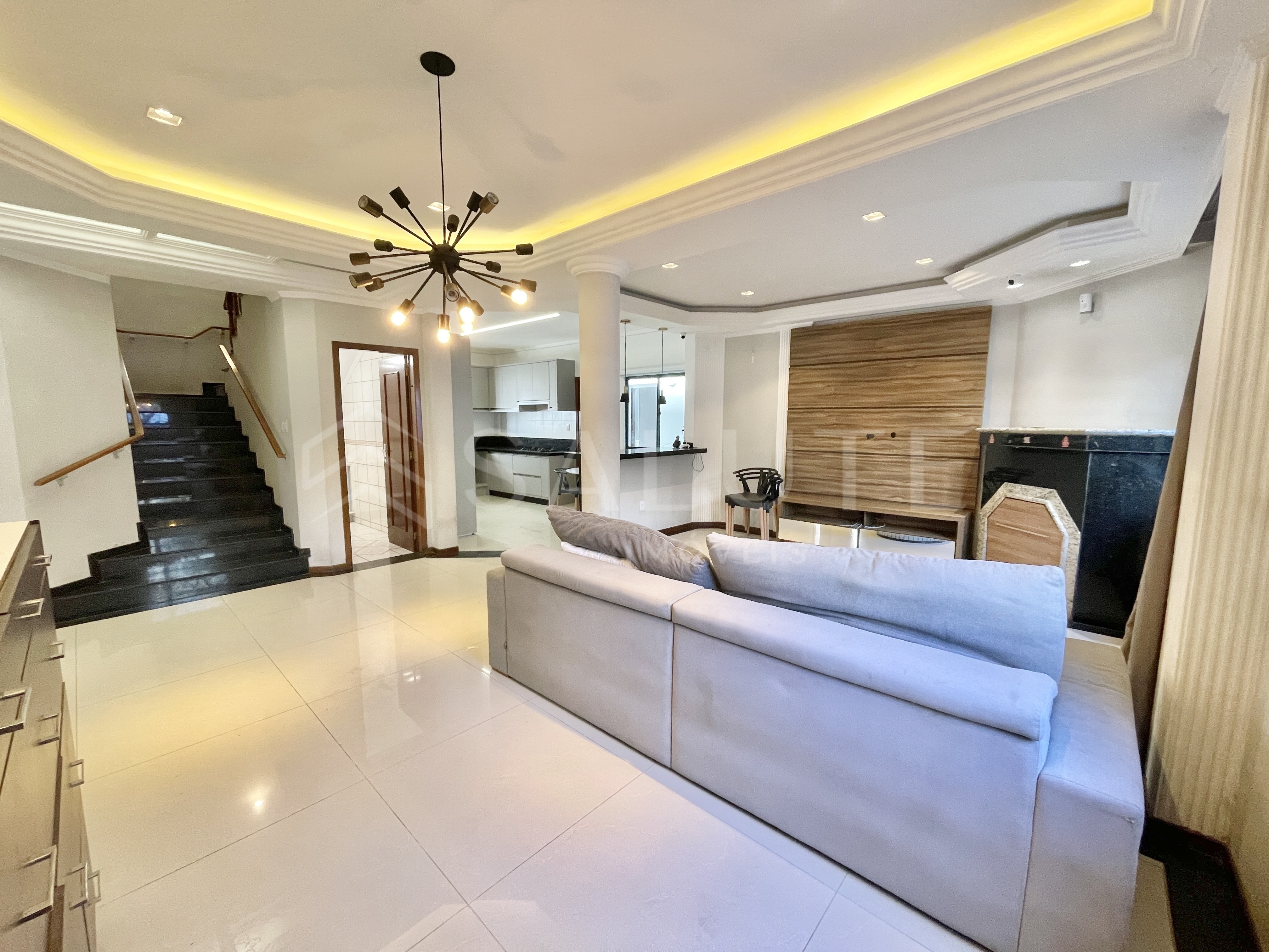 Casa aluguel anual 4 dormitórios em Pioneiros