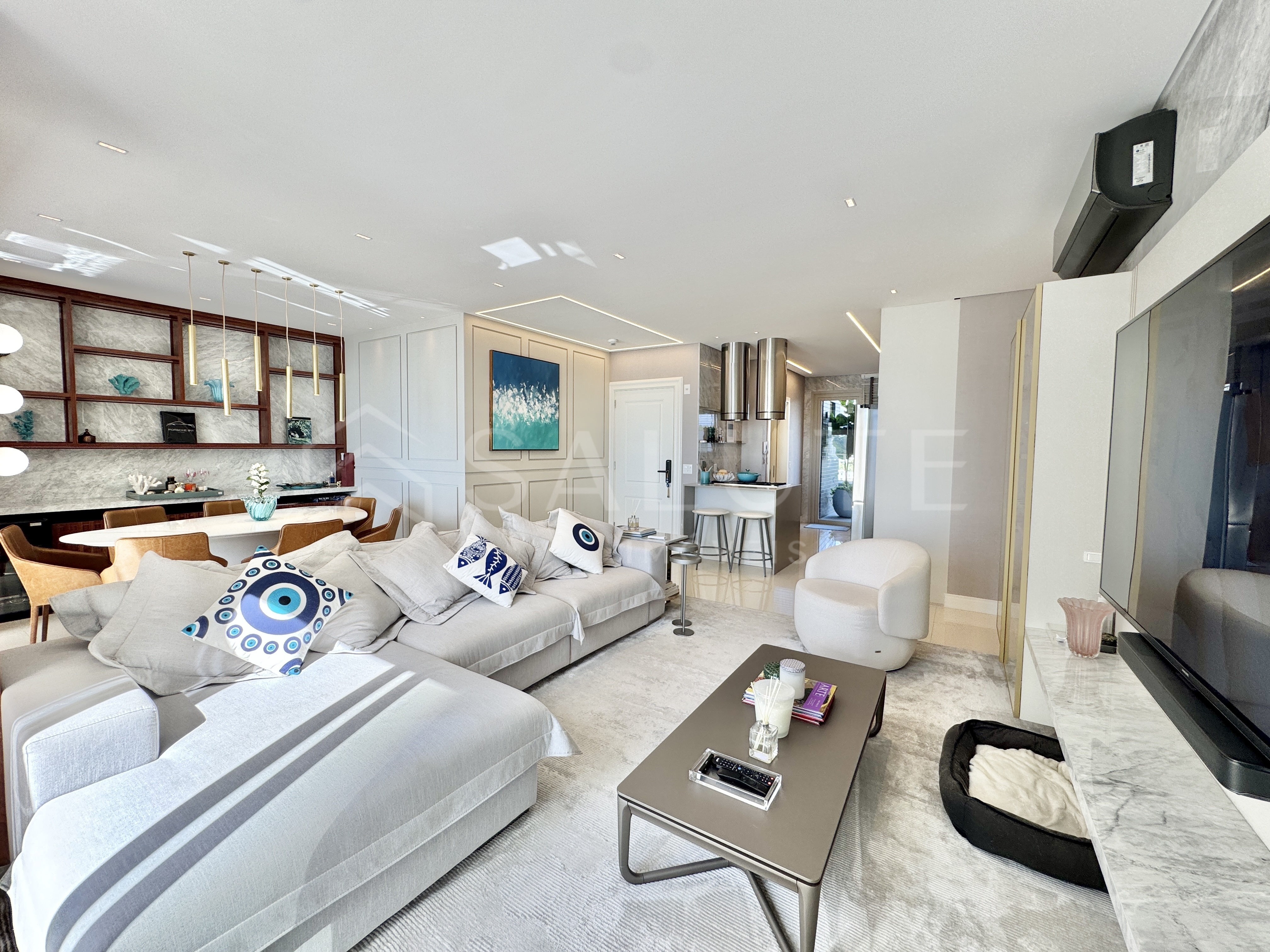 Apartamento diferenciado aluguel anual 4 suítes na Barra Sul