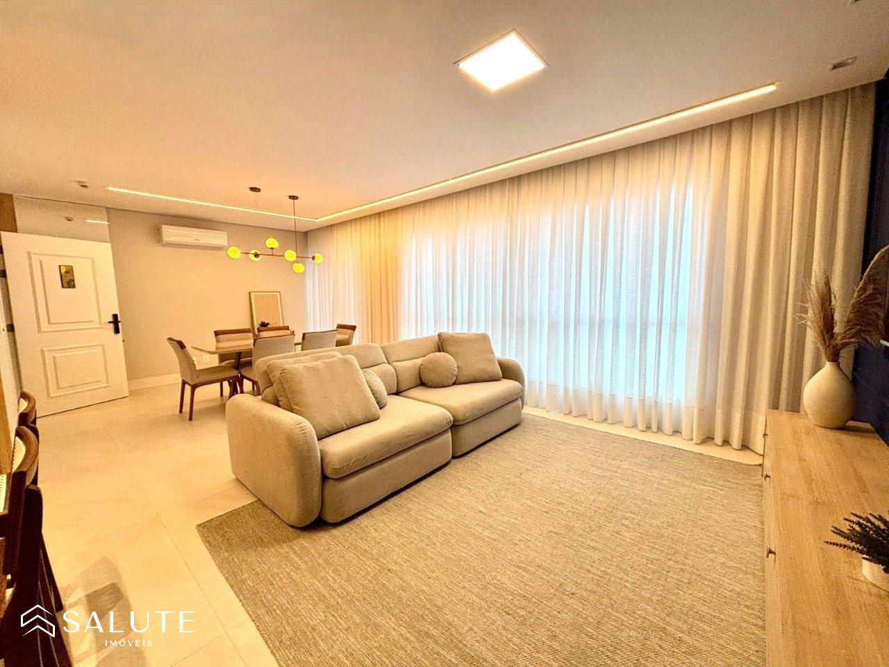 Apartamento à Venda com 4 Dormitórios na Barra Sul