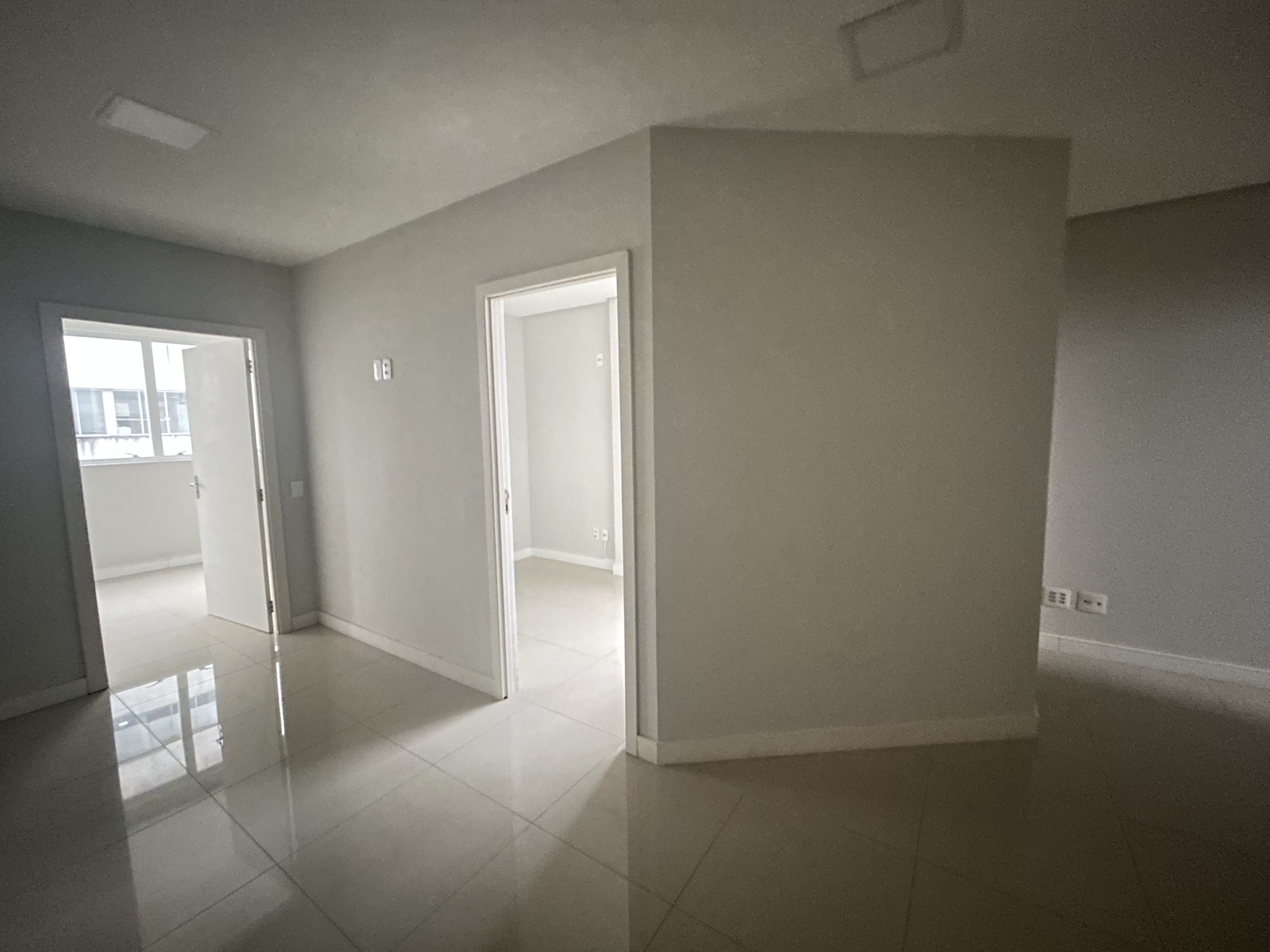Sala Comercial aluguel anual 43 m² em Balneário Camboriú