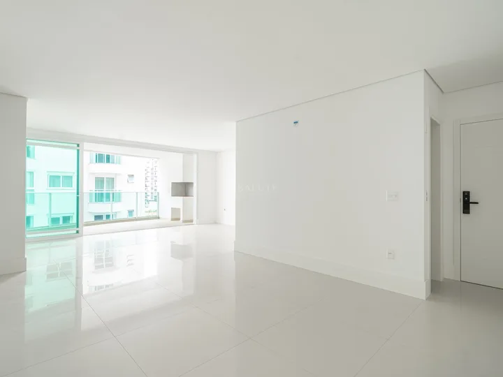 Apartamento à venda 3 suítes na Praia Brava
