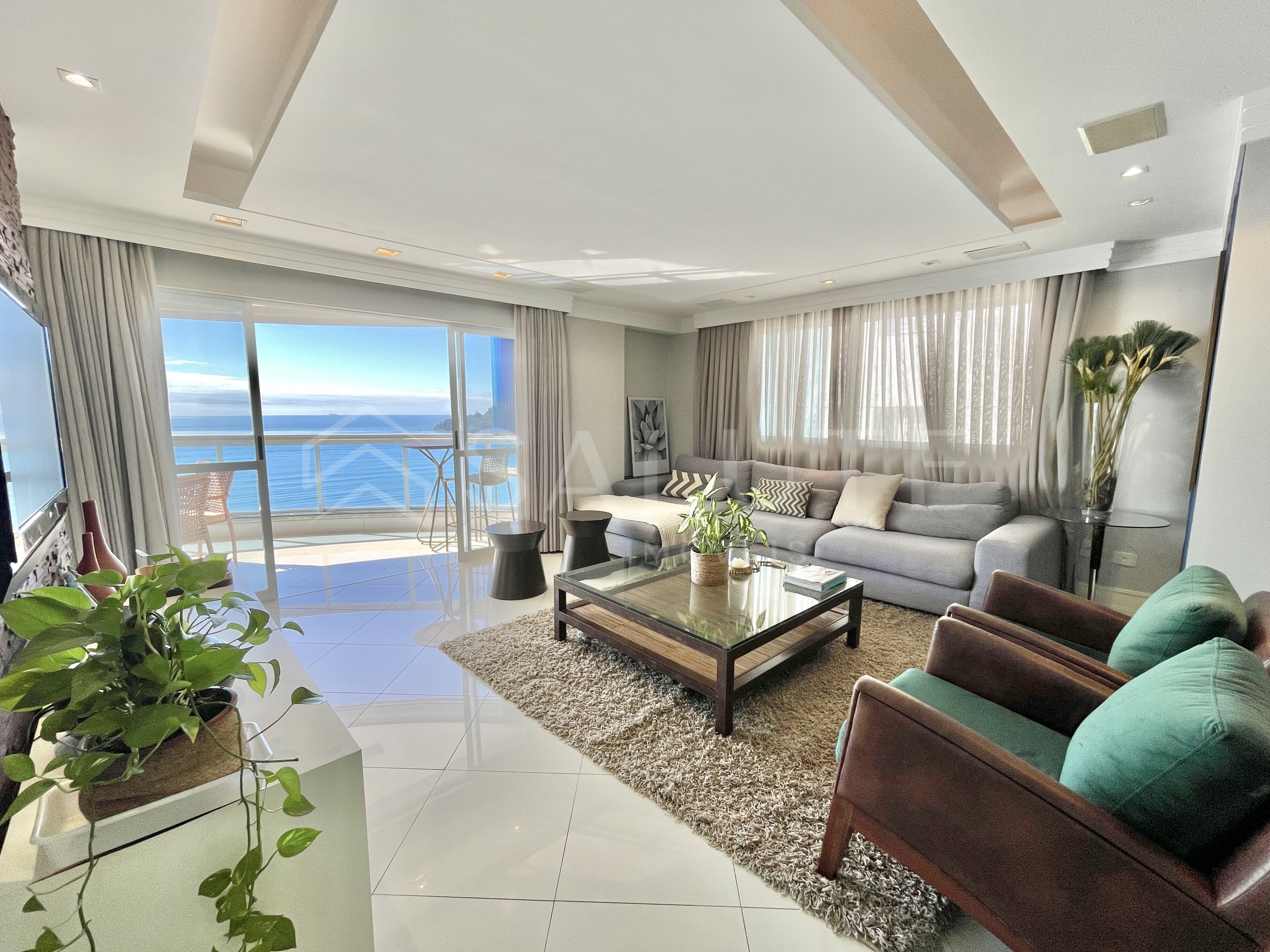 Apartamento locação anual 3 suítes na Barra Sul