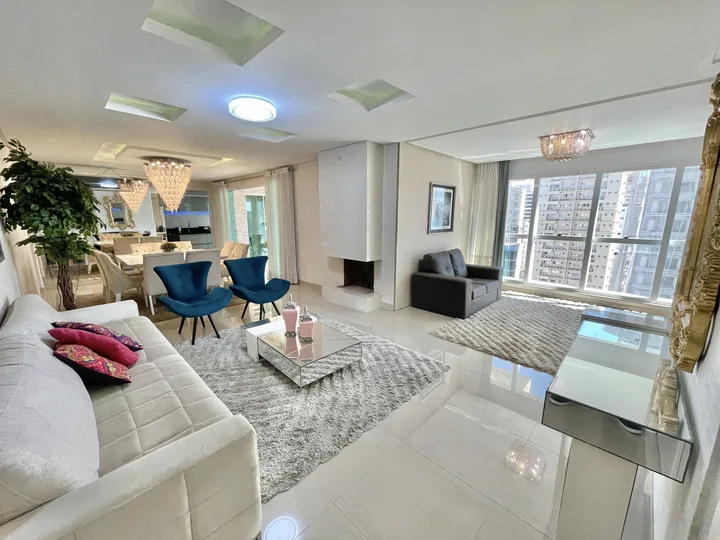 Apartamento à venda 4 suítes em Meia Praia