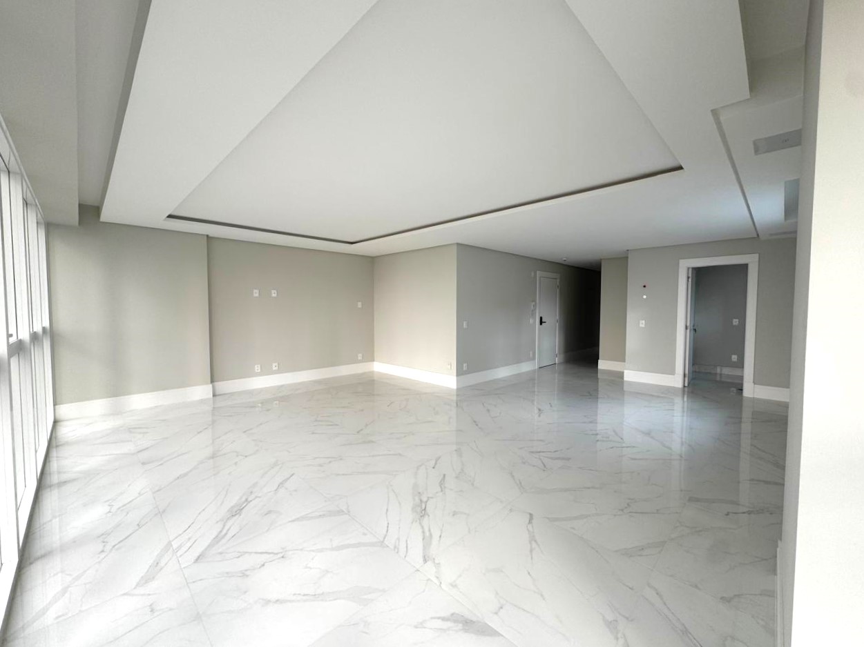 Apartamento à venda com 4 suítes no Pioneiros