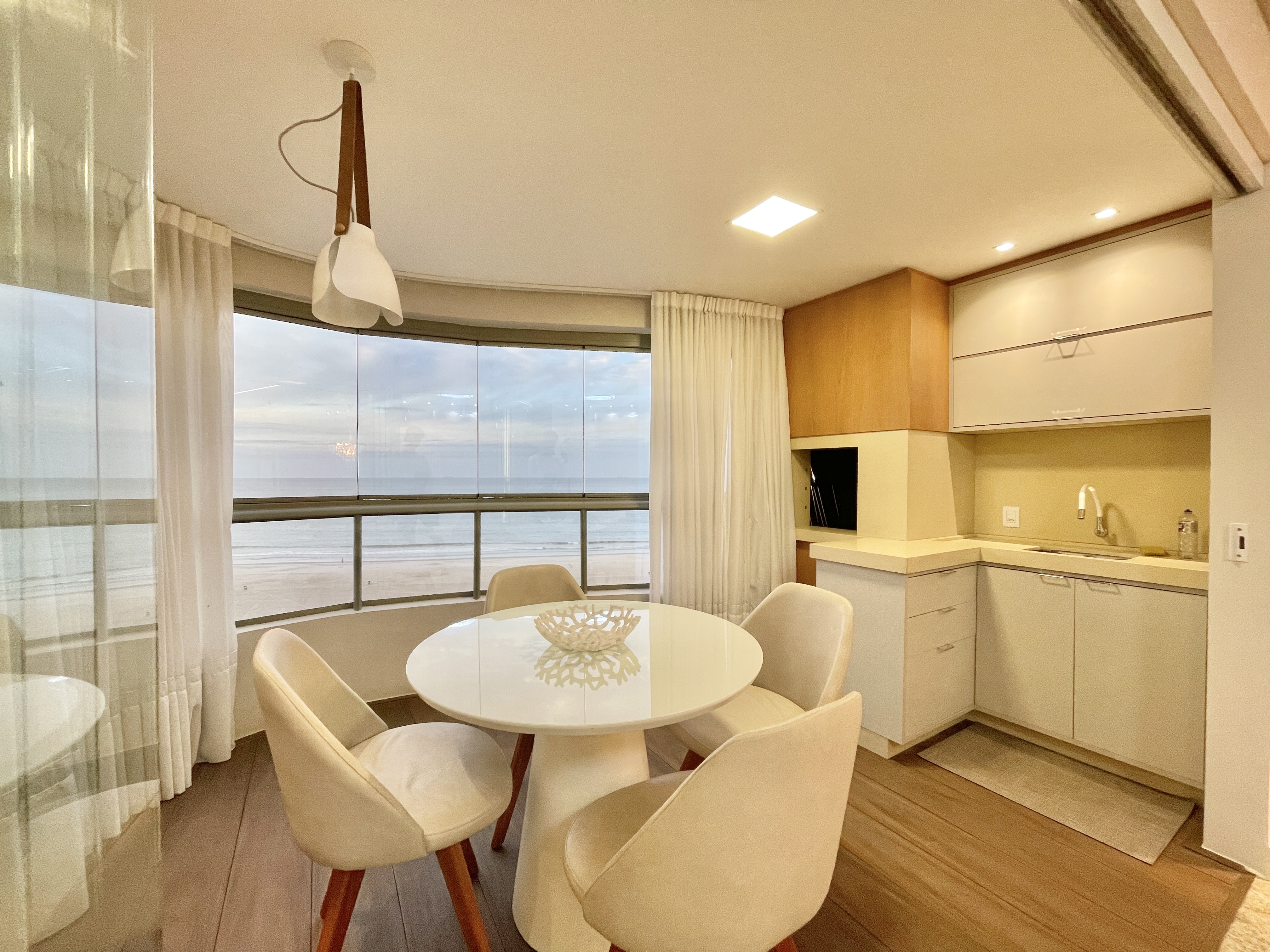 Apartamento frente mar à venda 3 dormitórios na Barra Sul