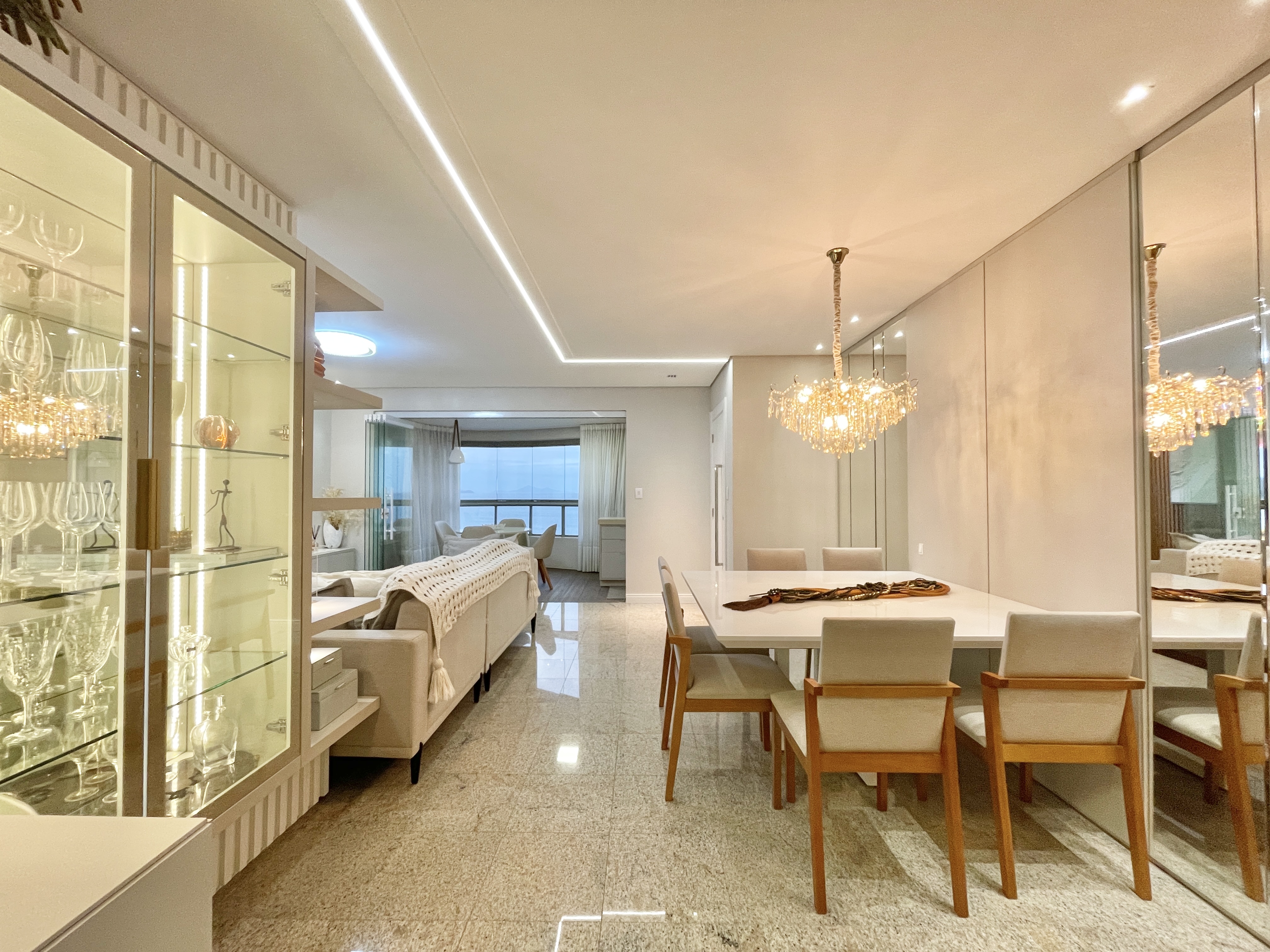 Apartamento frente mar à venda 3 dormitórios na Barra Sul