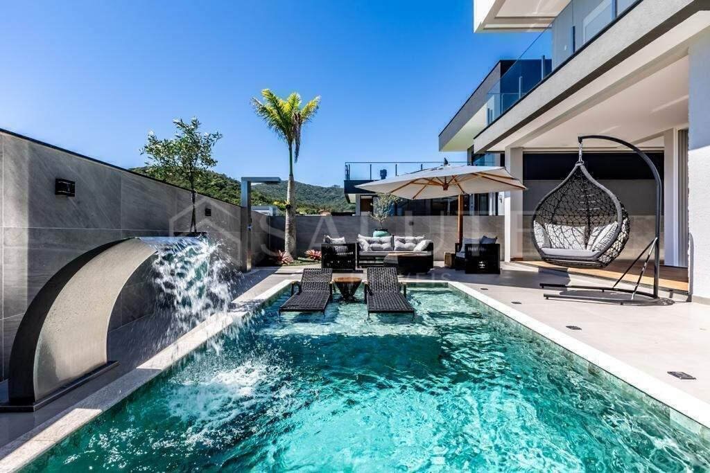 Casa à venda com 2 suítes em Camboriú