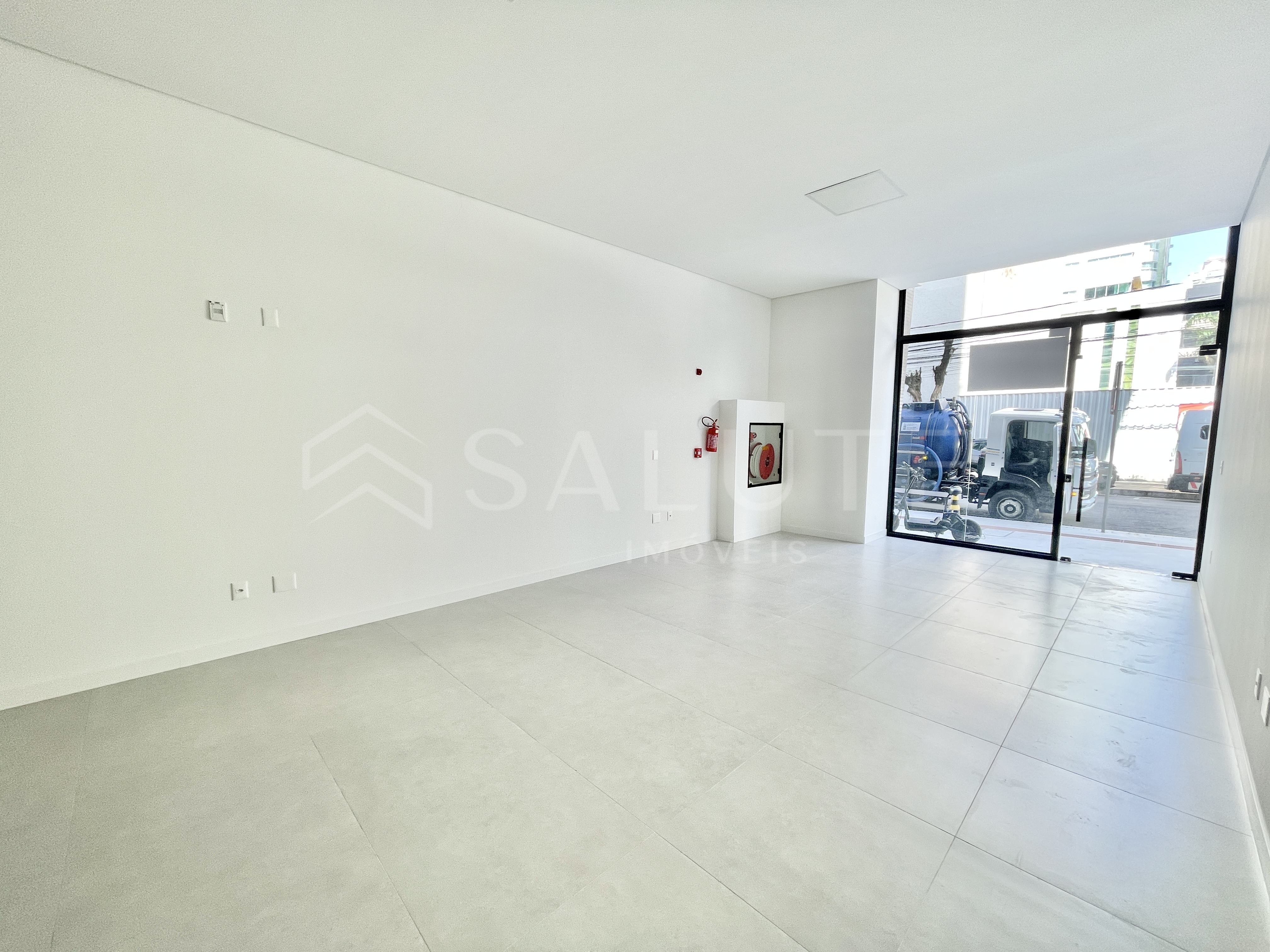 Sala comercial para locação anual no Centro