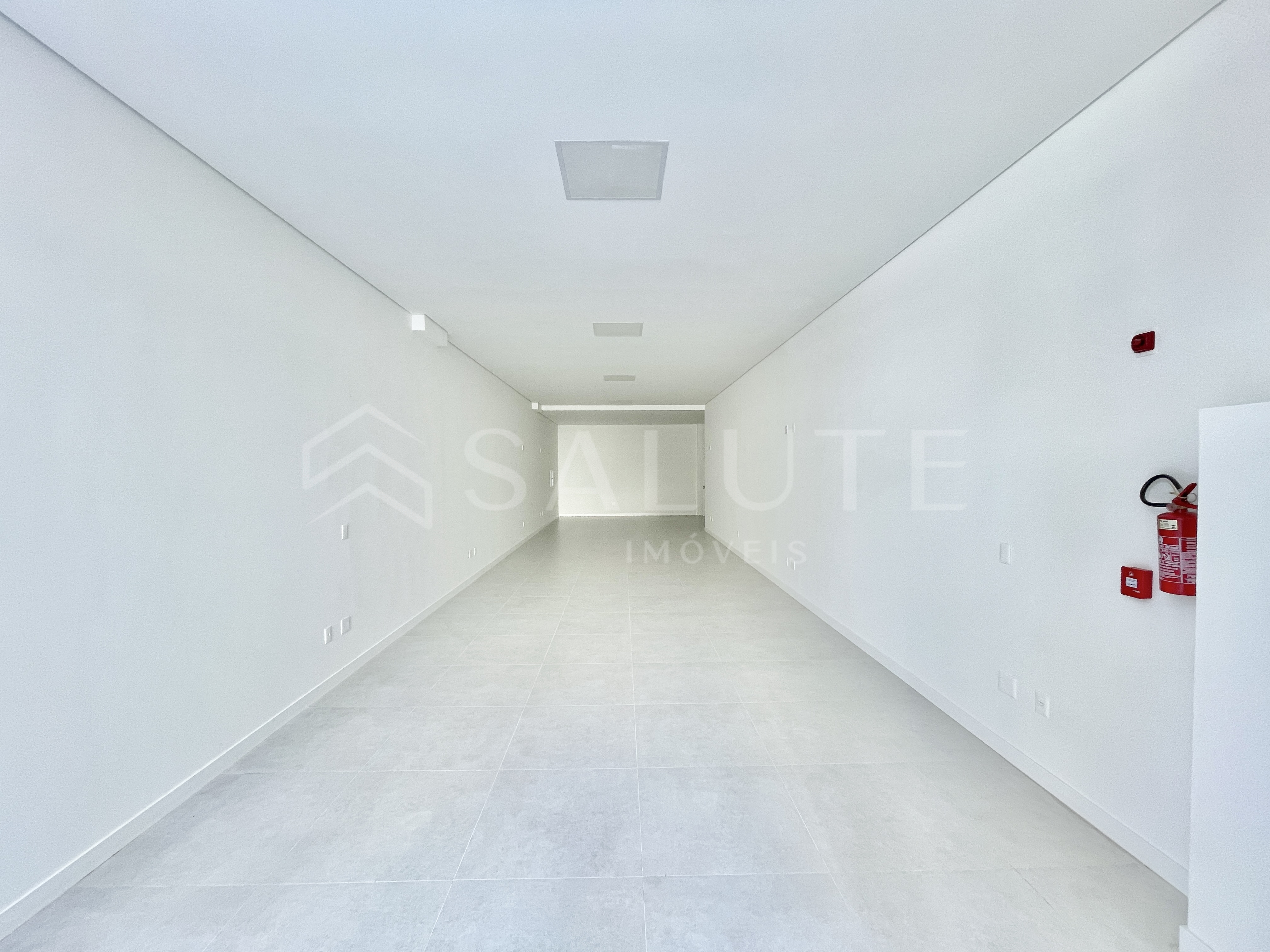 Sala comercial para locação anual no Centro