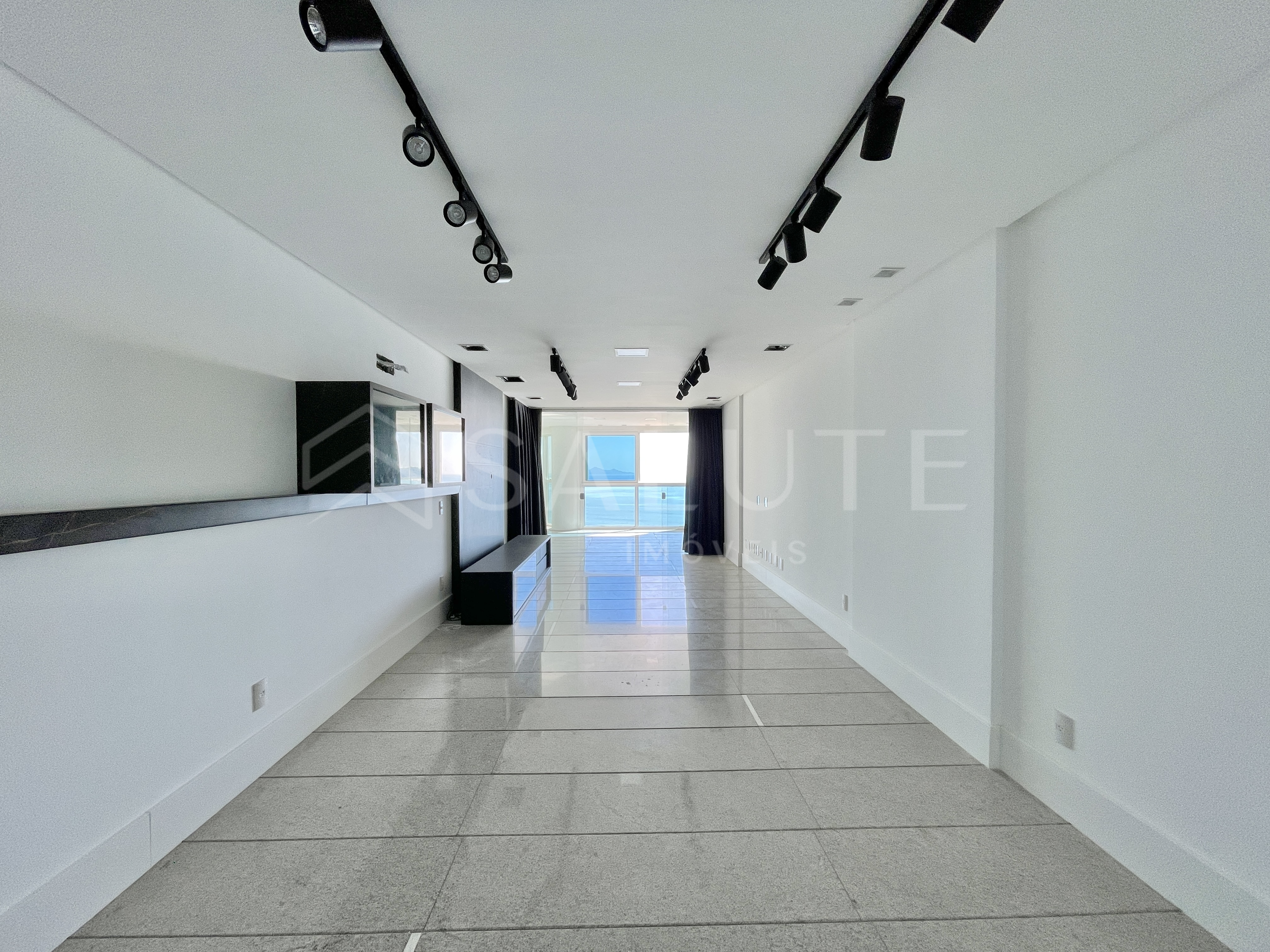 Apartamento aluguel anual 4 suítes na Barra Sul