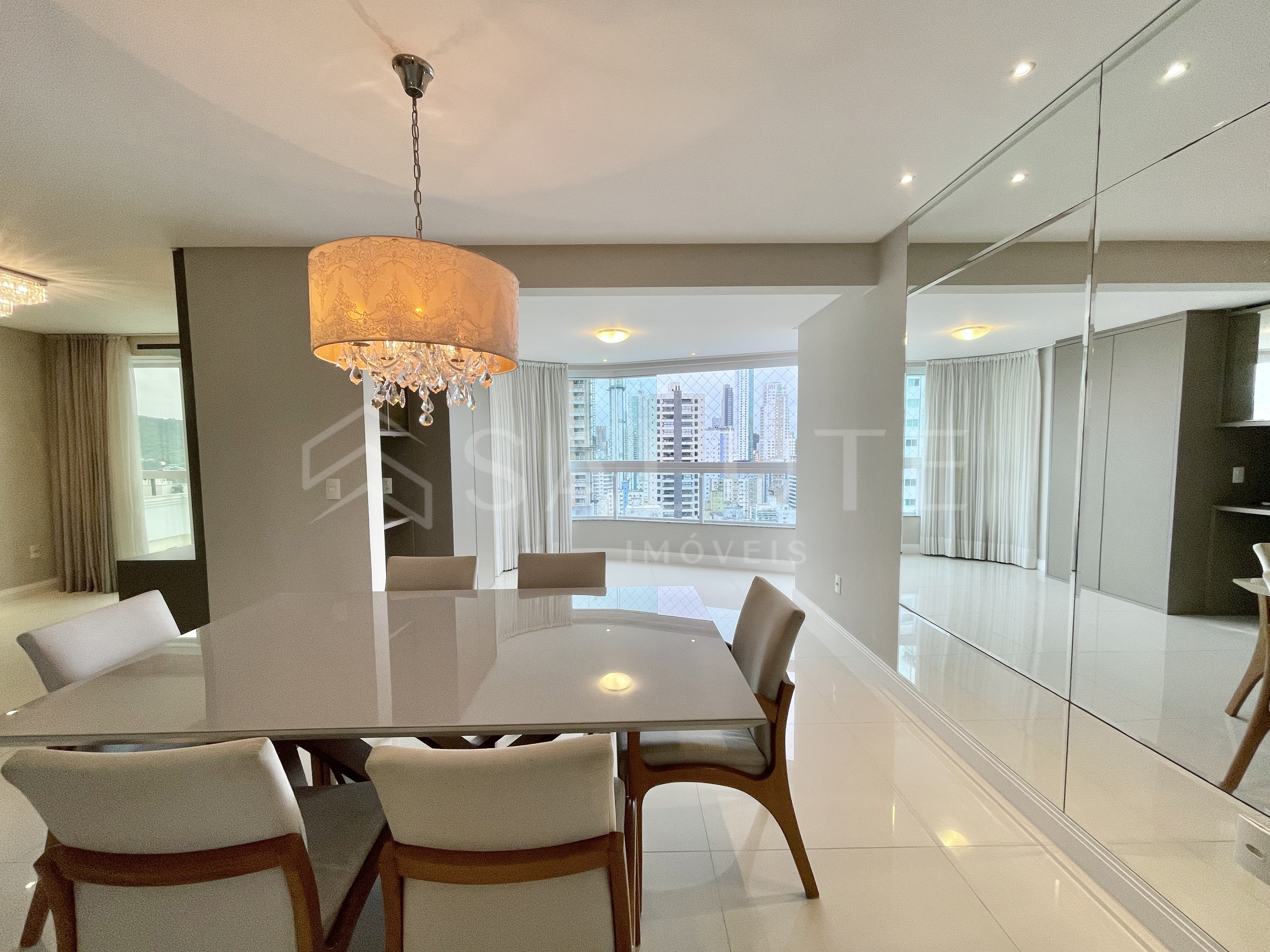 Apartamento à Venda 4 Dormitórios no Centro