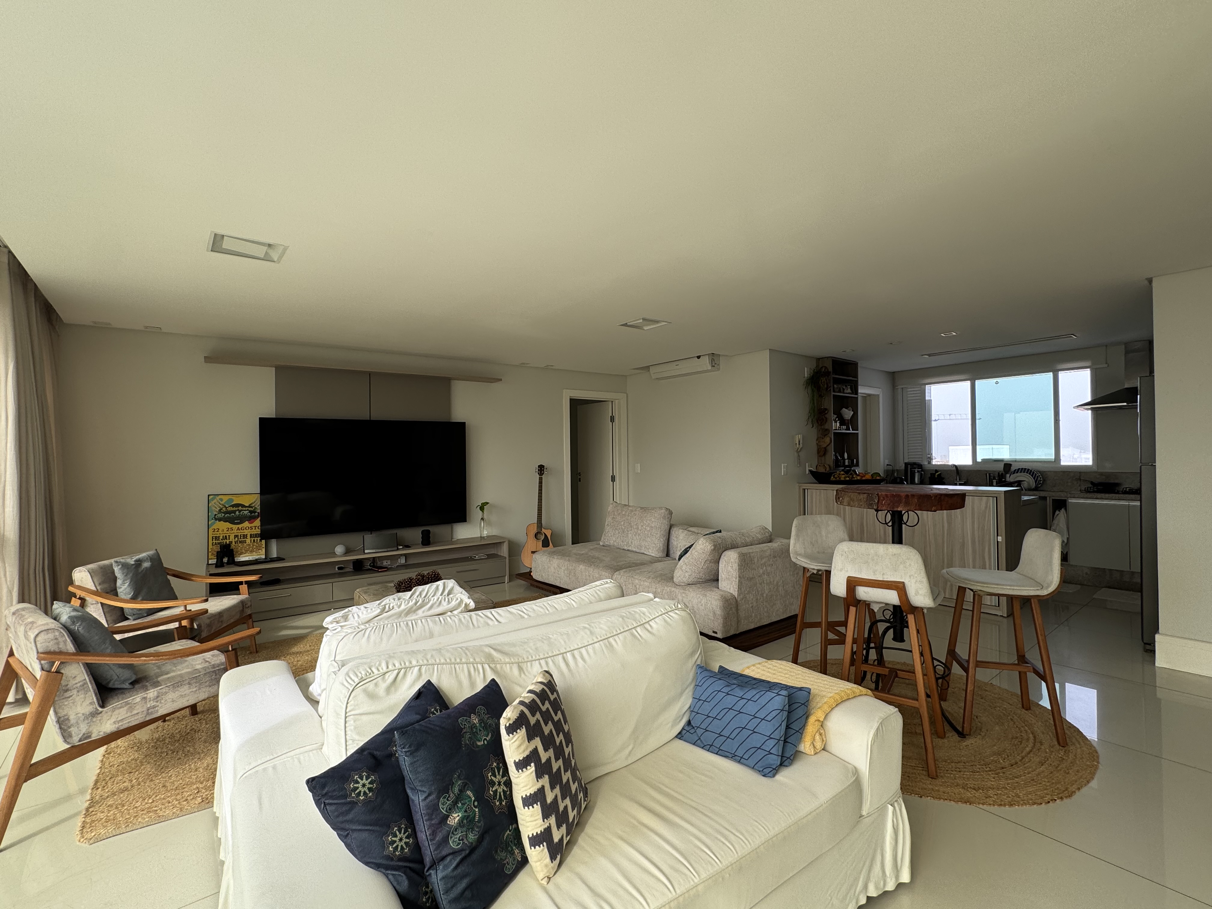 Apartamento aluguel anual 4 suítes Praia Brava.