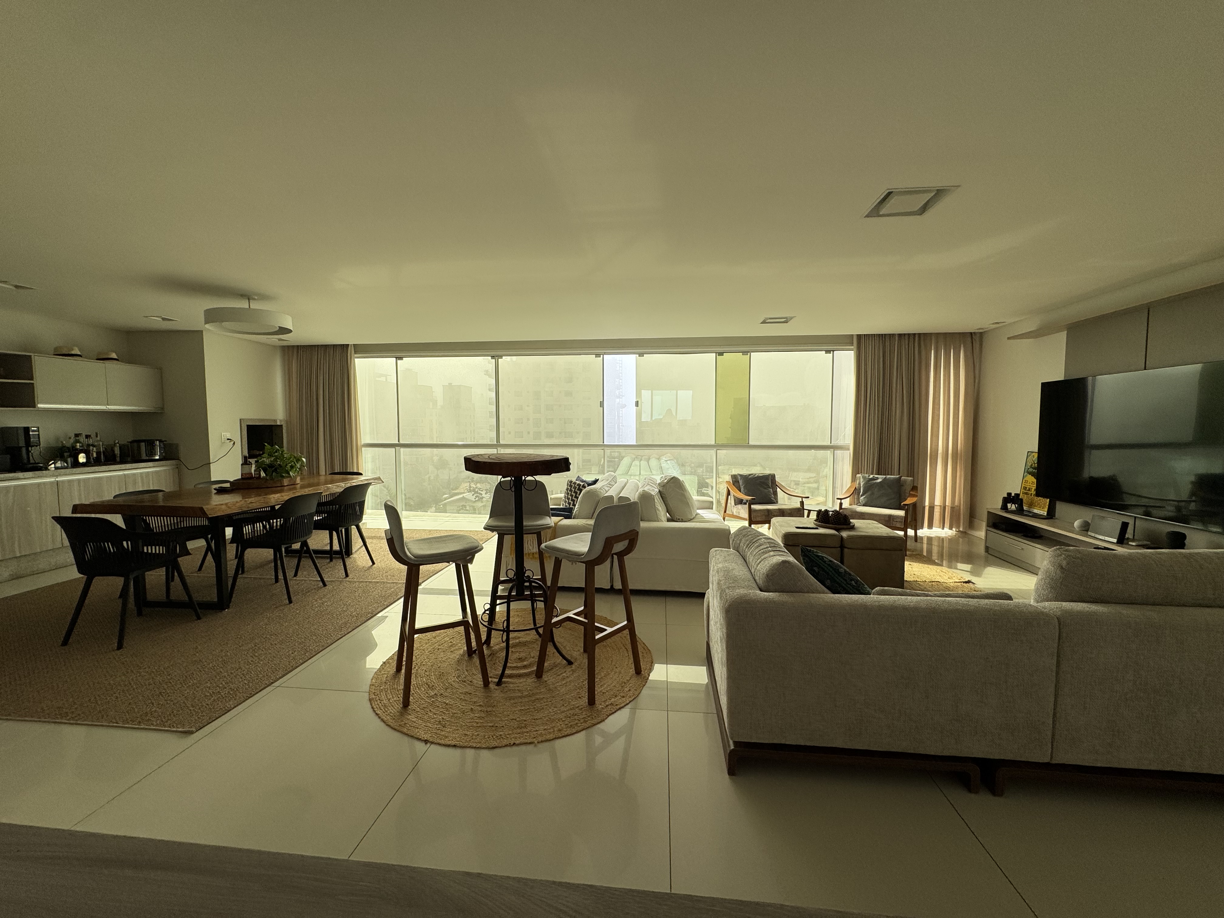 Apartamento aluguel anual 4 suítes Praia Brava.