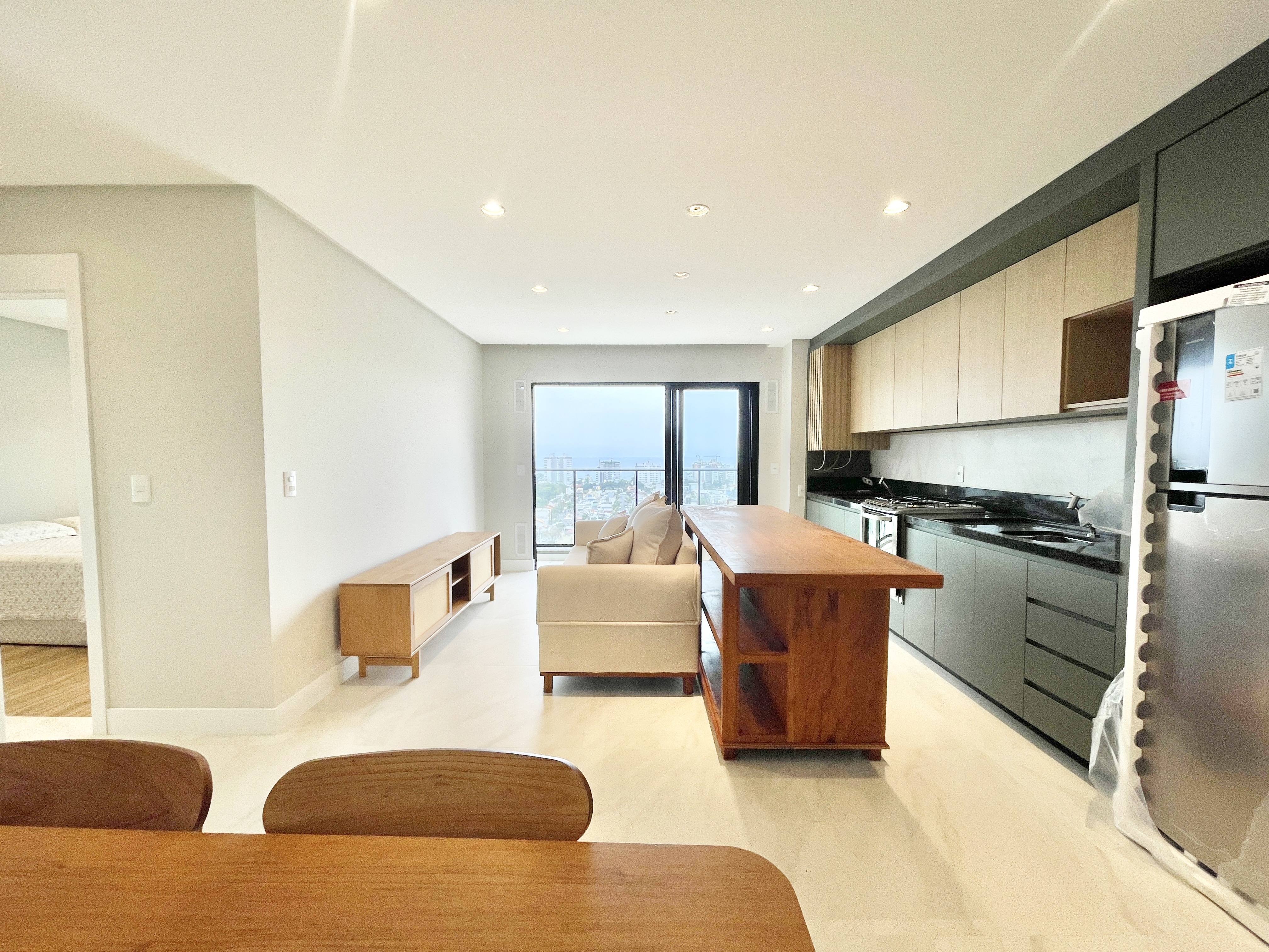 Apartamento aluguel anual 2 suítes na Praia Brava