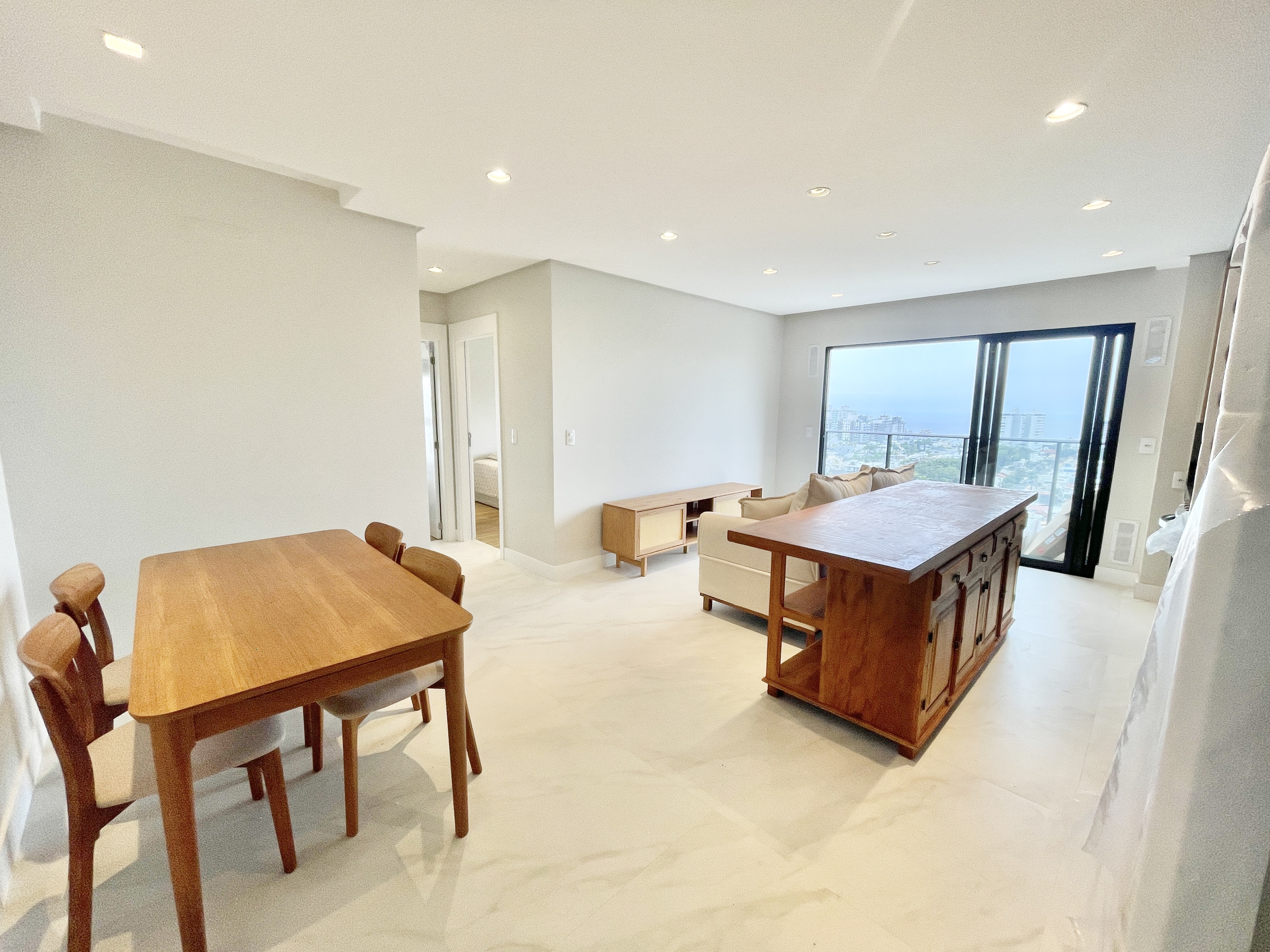 Apartamento aluguel anual 2 suítes na Praia Brava