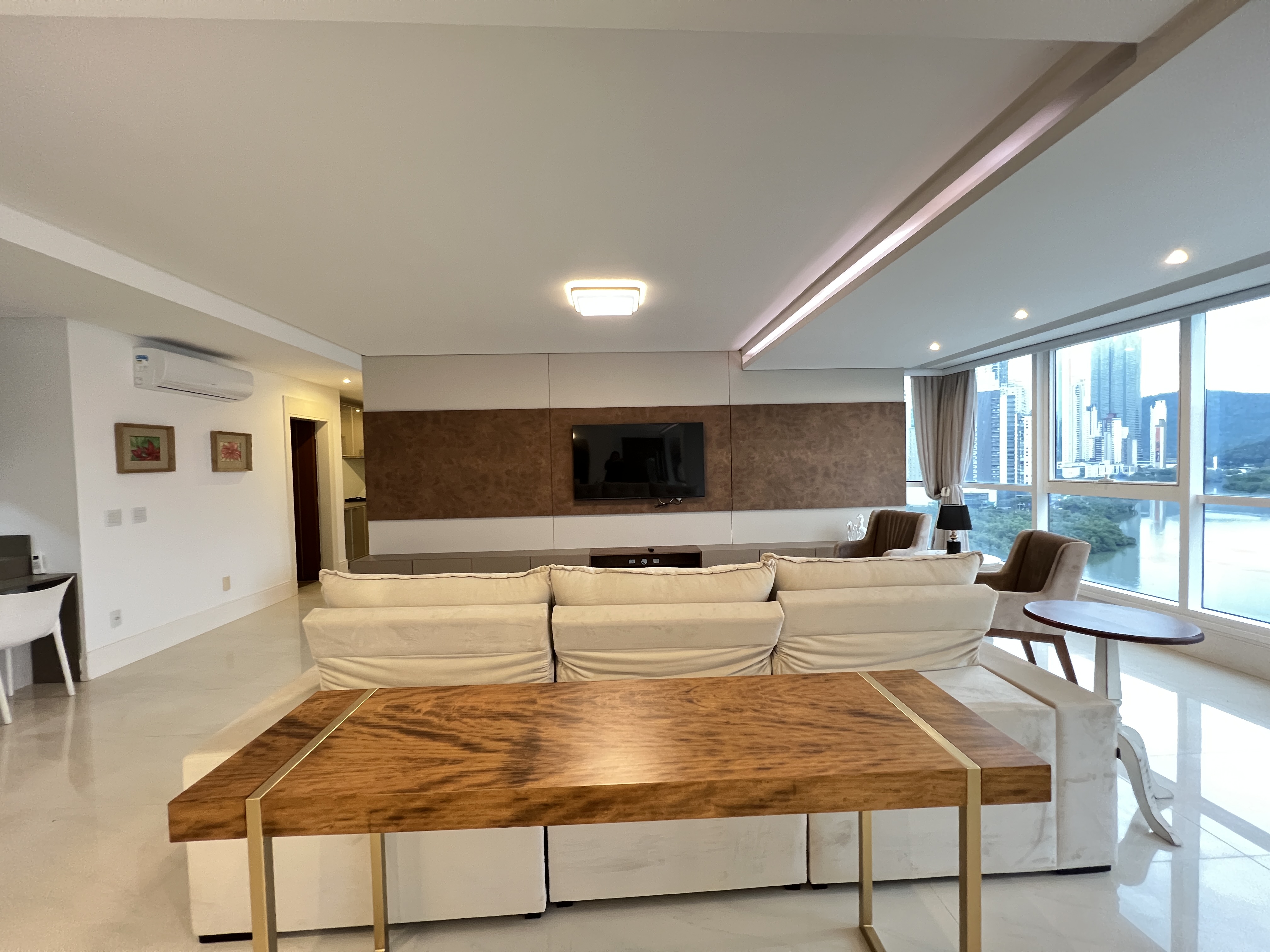 Apartamento aluguel 4 suítes na Barra Sul