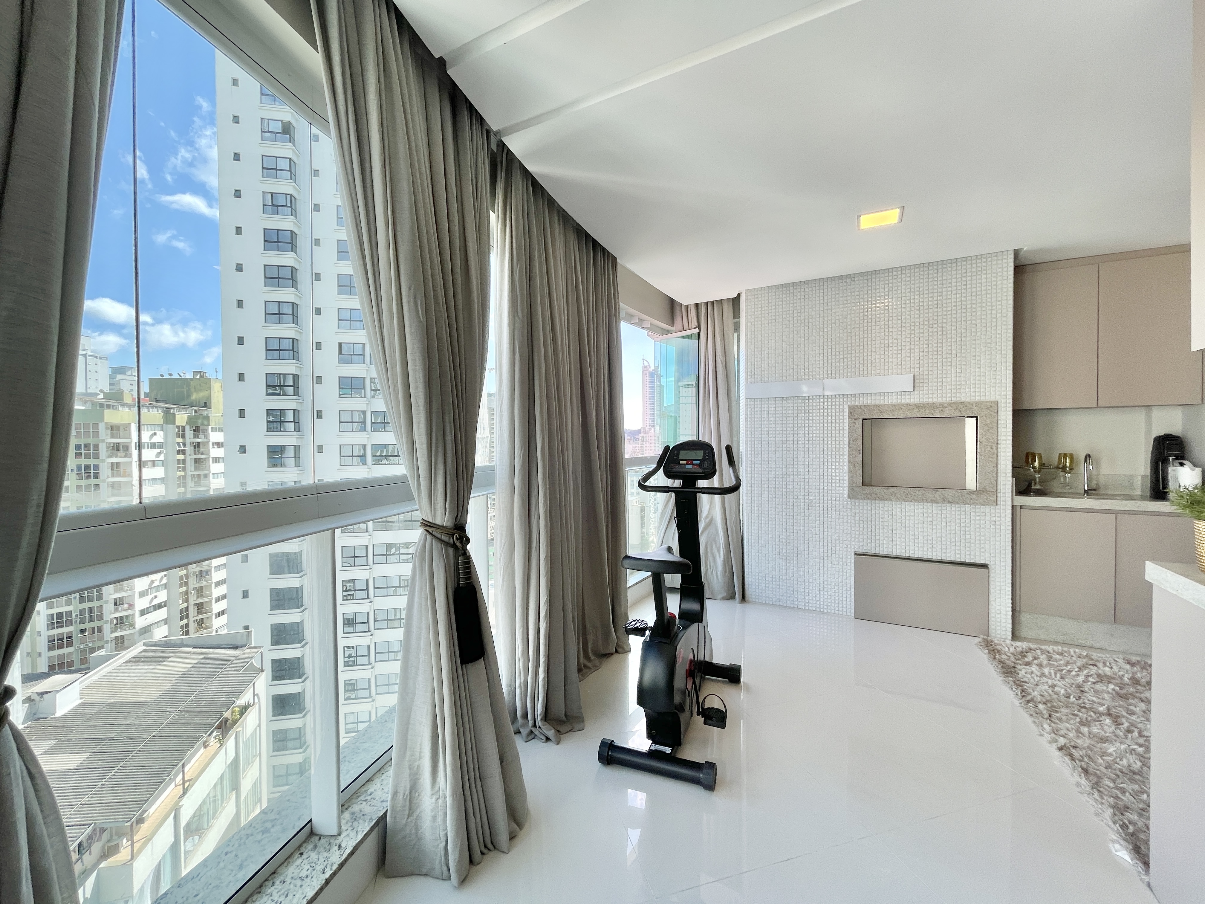 Apartamento aluguel anual 3 suítes no Centro