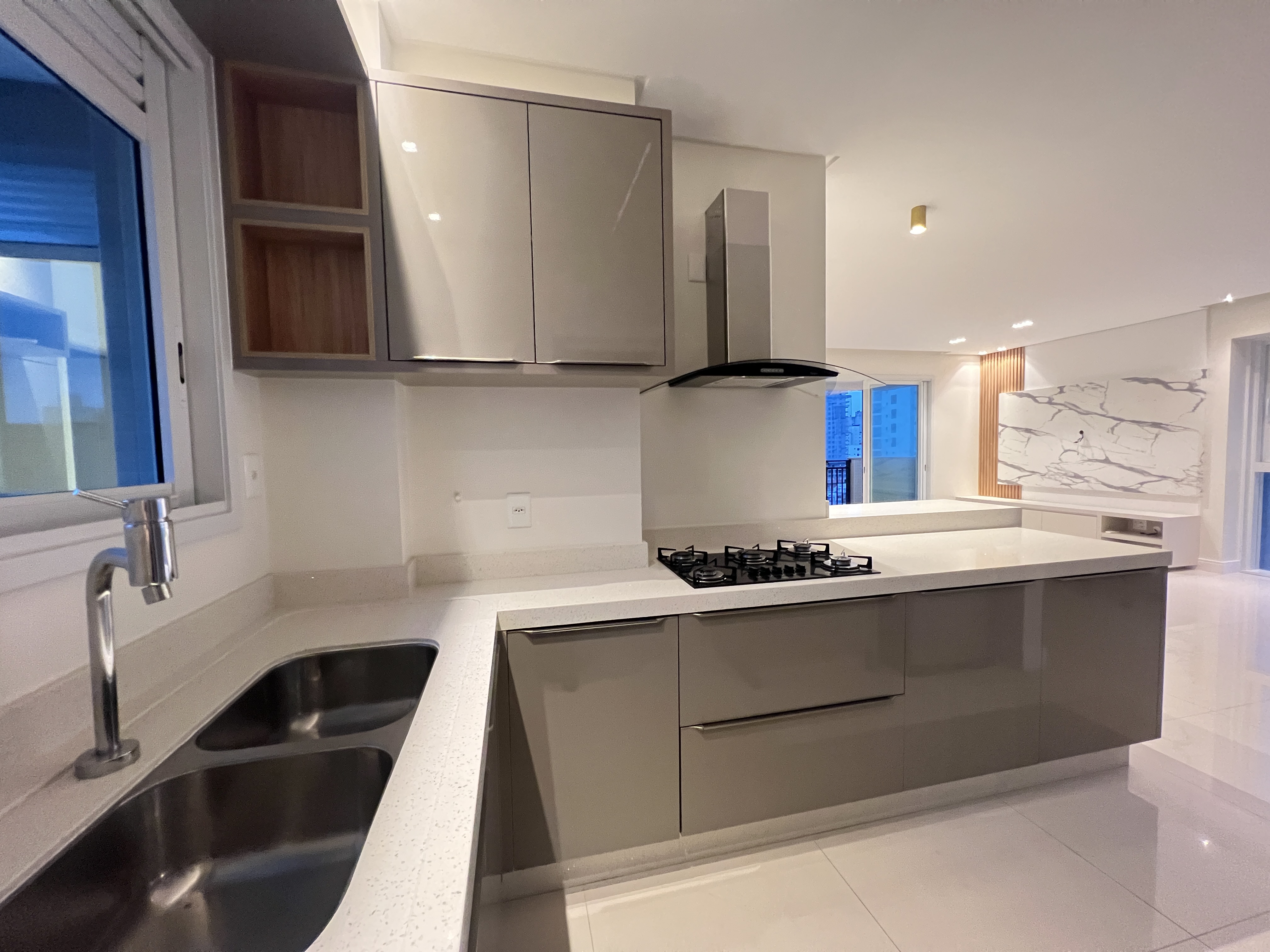 Apartamento aluguel anual 4 suítes no Centro