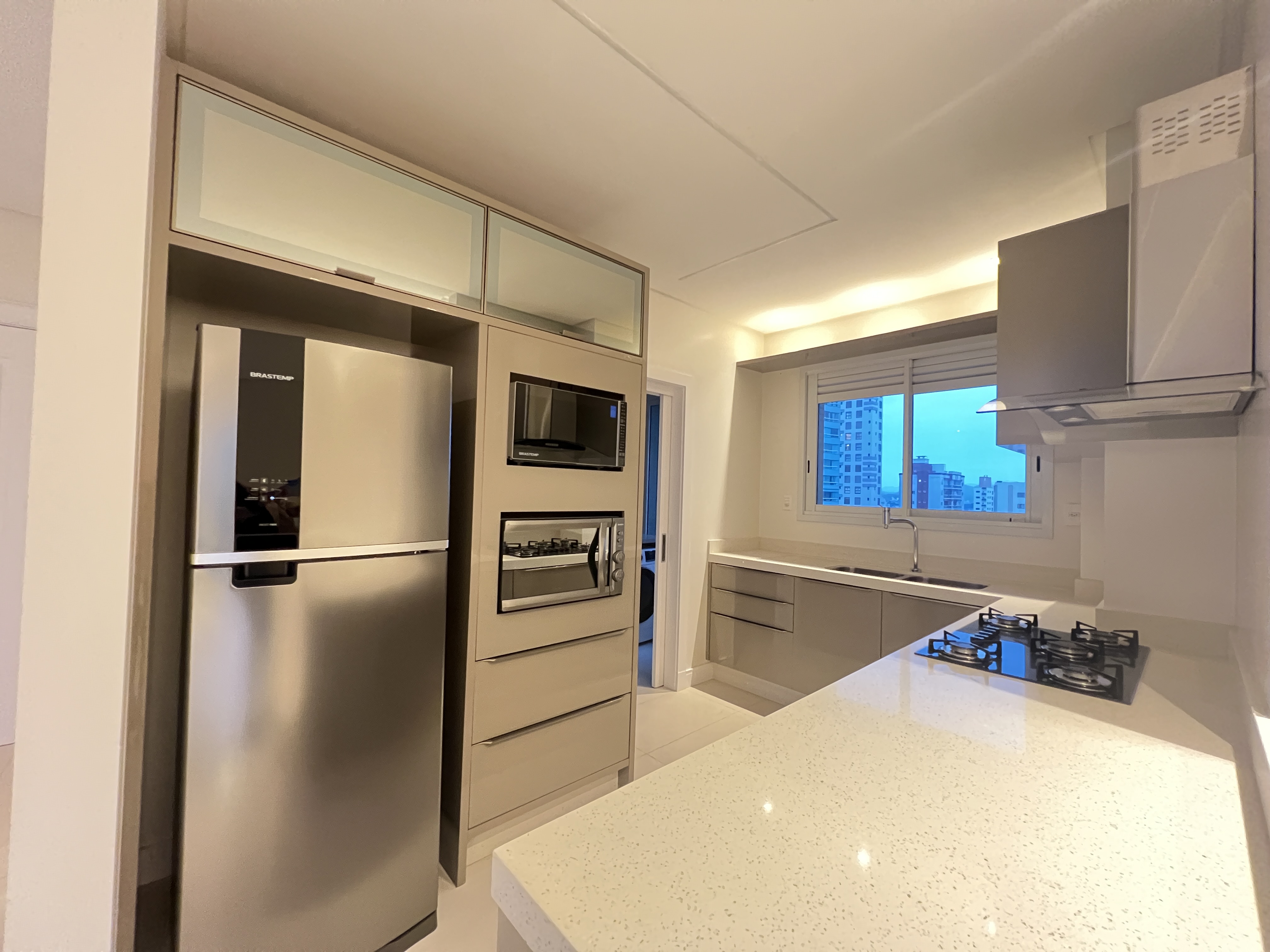 Apartamento aluguel anual 4 suítes no Centro