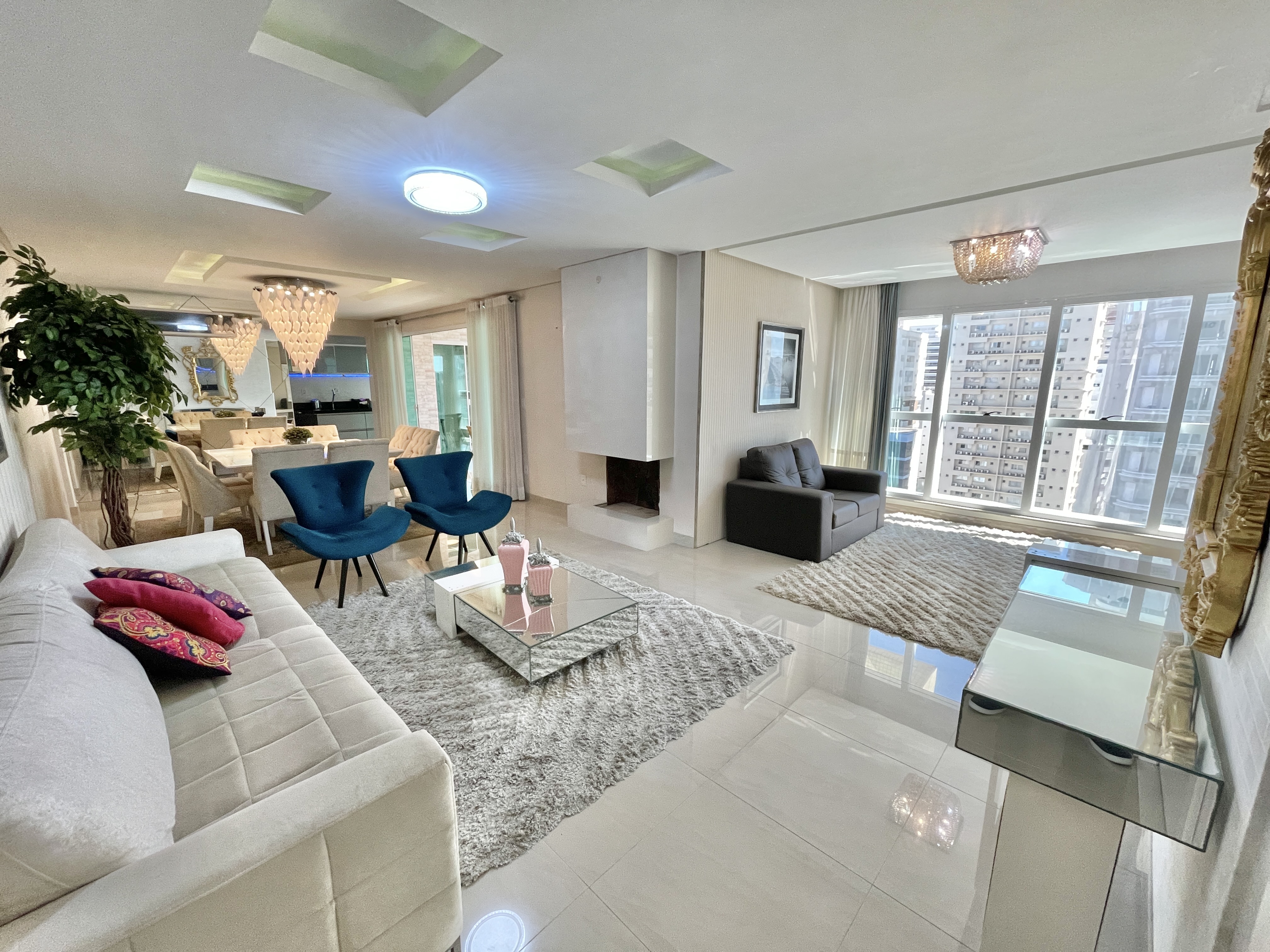 Apartamento à venda 4 suítes em Meia Praia